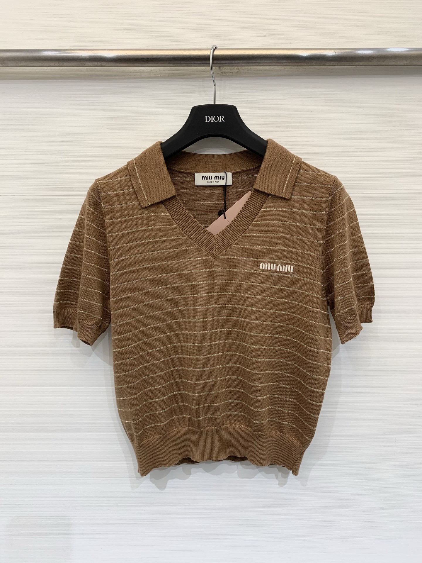 NO:841858,MIUMI* 26 new summer model, striped Polo collar short-sleeved style, logo pattern decoration, upper body full of high-end atmosphere, three-color SML,,miumiu,T-shirt,19860909MIUMI* 26夏季新款 条纹Polo领短袖款 logo图案修饰点缀 上身高级氛围感十足 三色SML,,miumiu,T-shirt,,Women's clothing