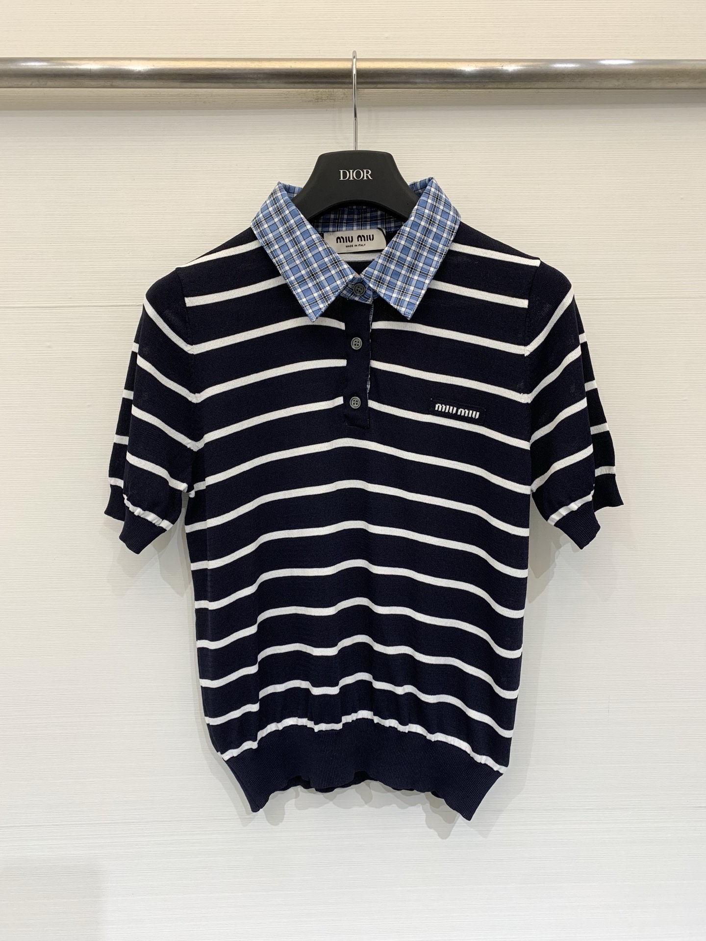 NO:841862,MIUMI* 26 new summer model, striped Polo collar short-sleeved style, logo pattern decoration, upper body full of high-end atmosphere, two-color SML,,miumiu,T-shirt,19860909MIUMI* 26夏季新款 条纹Polo领短袖款 logo图案修饰点缀 上身高级氛围感十足 两色SML,,miumiu,T-shirt,,Women's clothing