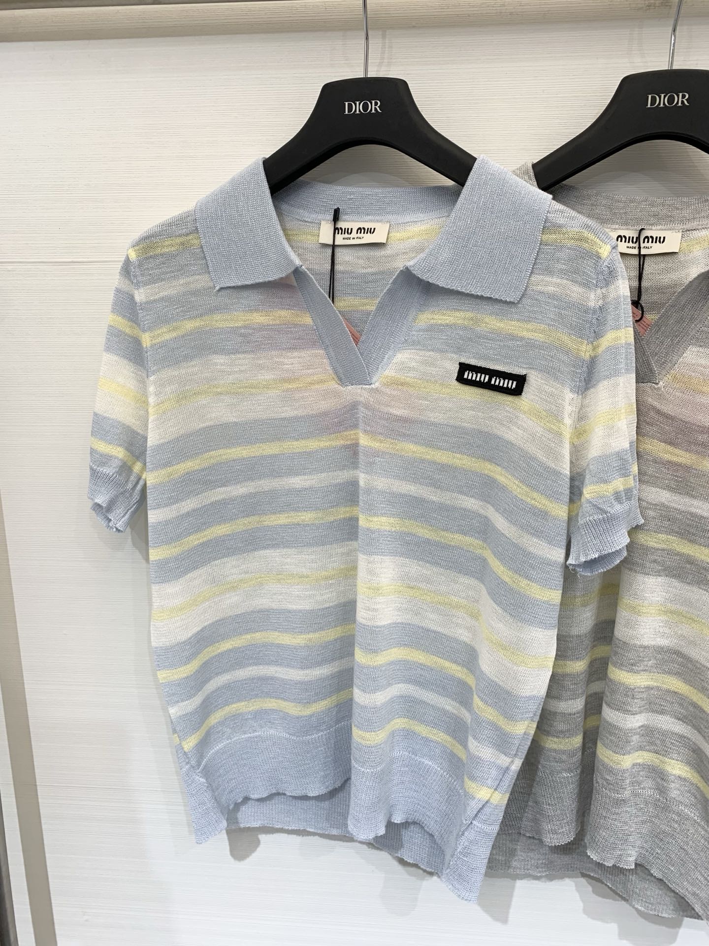 NO:841867,MIUMI* 26 new summer style, striped contrast color Polo collar short-sleeved style, logo pattern decoration, upper body full of high-end atmosphere, three-color SML,,miumiu,T-shirt,19860909MIUMI* 26夏季新款 条纹撞色Polo领短袖款 logo图案修饰点缀 上身高级氛围感十足 三色SML,,miumiu,T-shirt,,Women's clothing