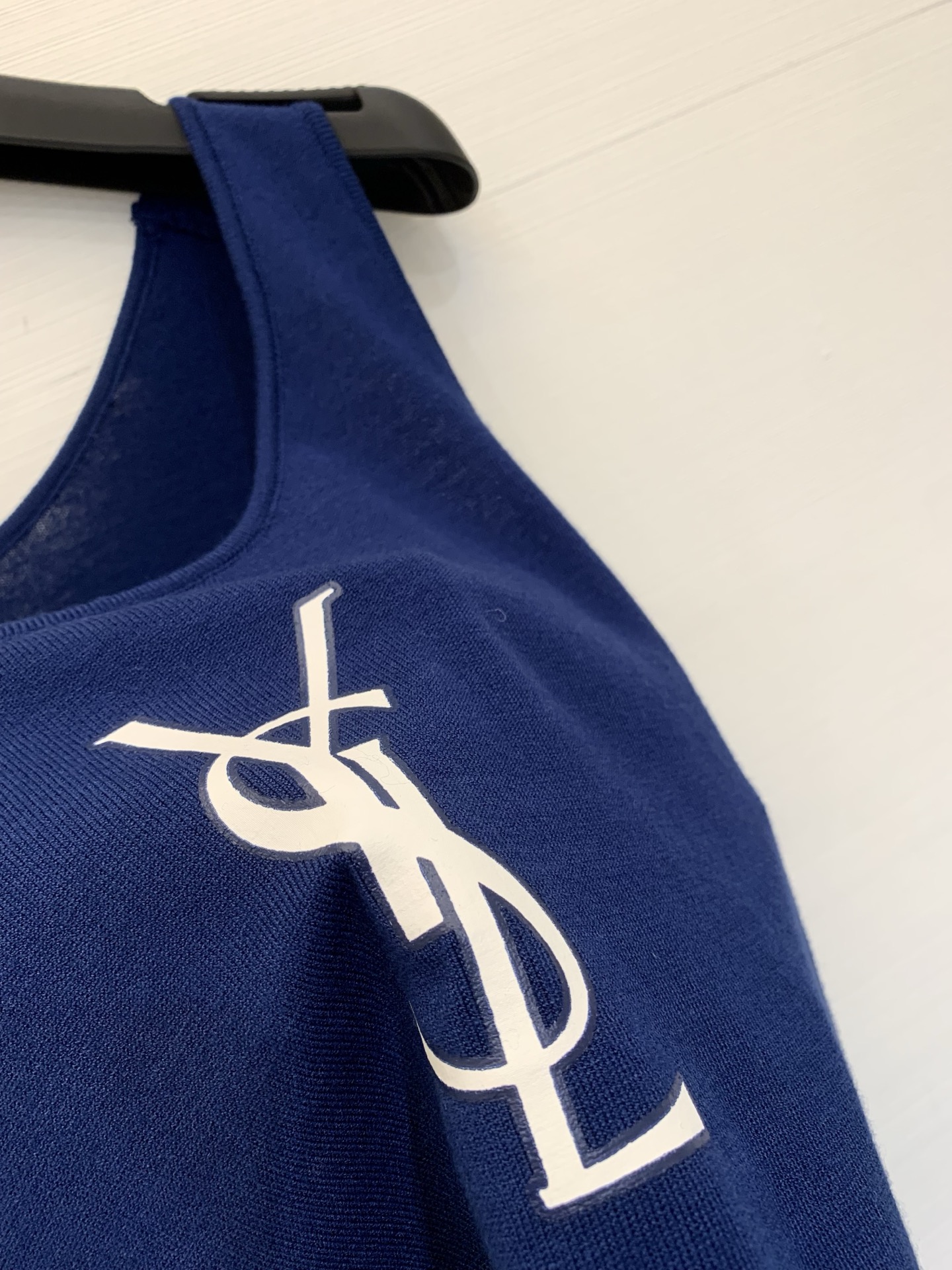 YSL 26夏季新款 休闲风背心款 logo图案修饰点缀 上身高级氛围感十足 码数SML