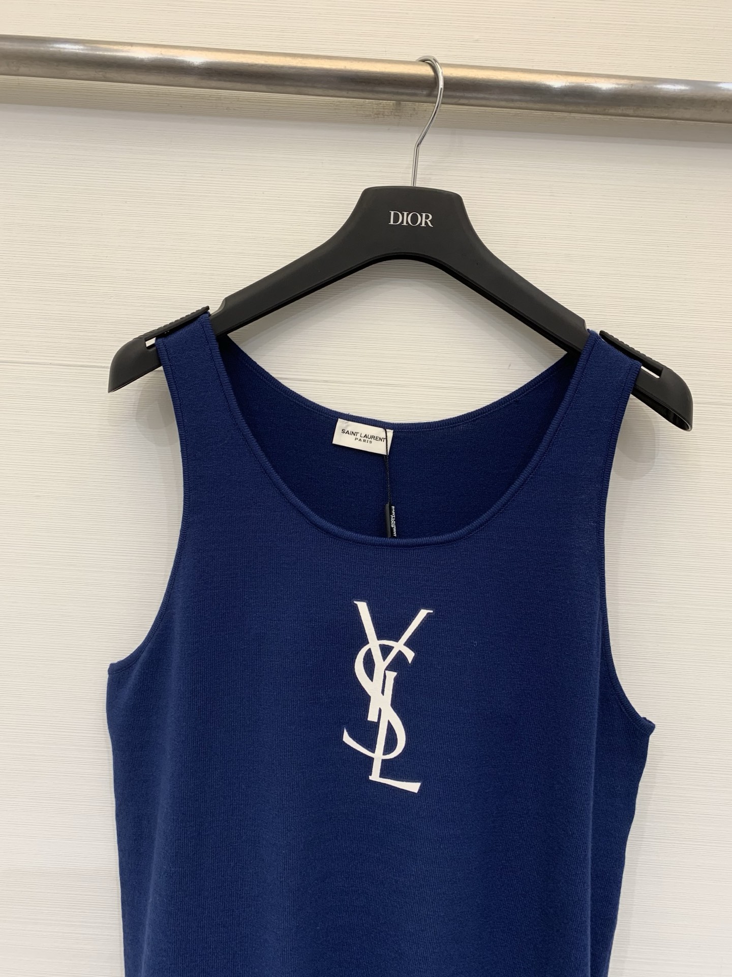 YSL 26夏季新款 休闲风背心款 logo图案修饰点缀 上身高级氛围感十足 码数SML