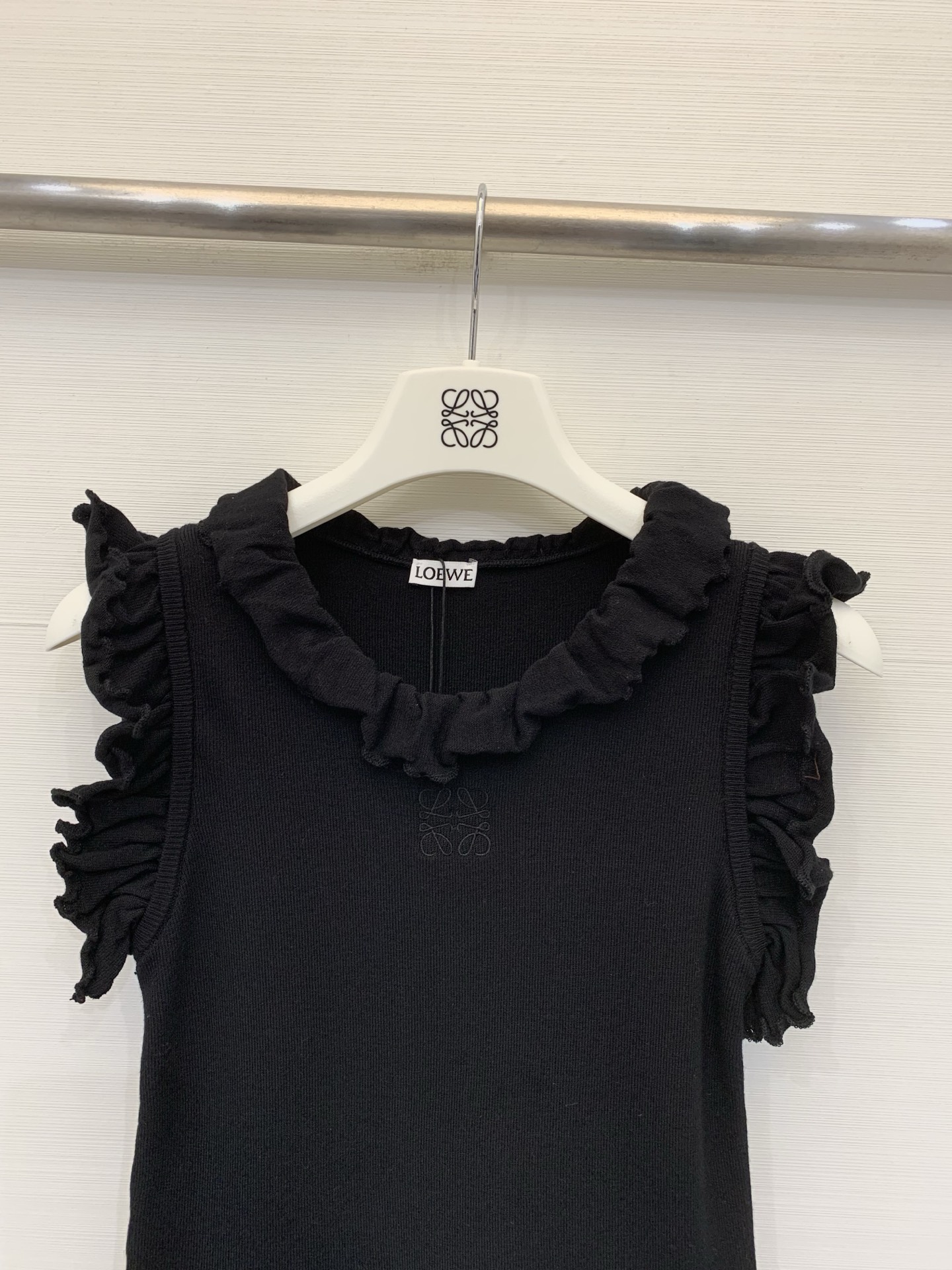 Loewe 26夏季新款 官网同款木耳边修身背心款 logo图案修饰点缀 上身高级氛围感十足 码数SML
