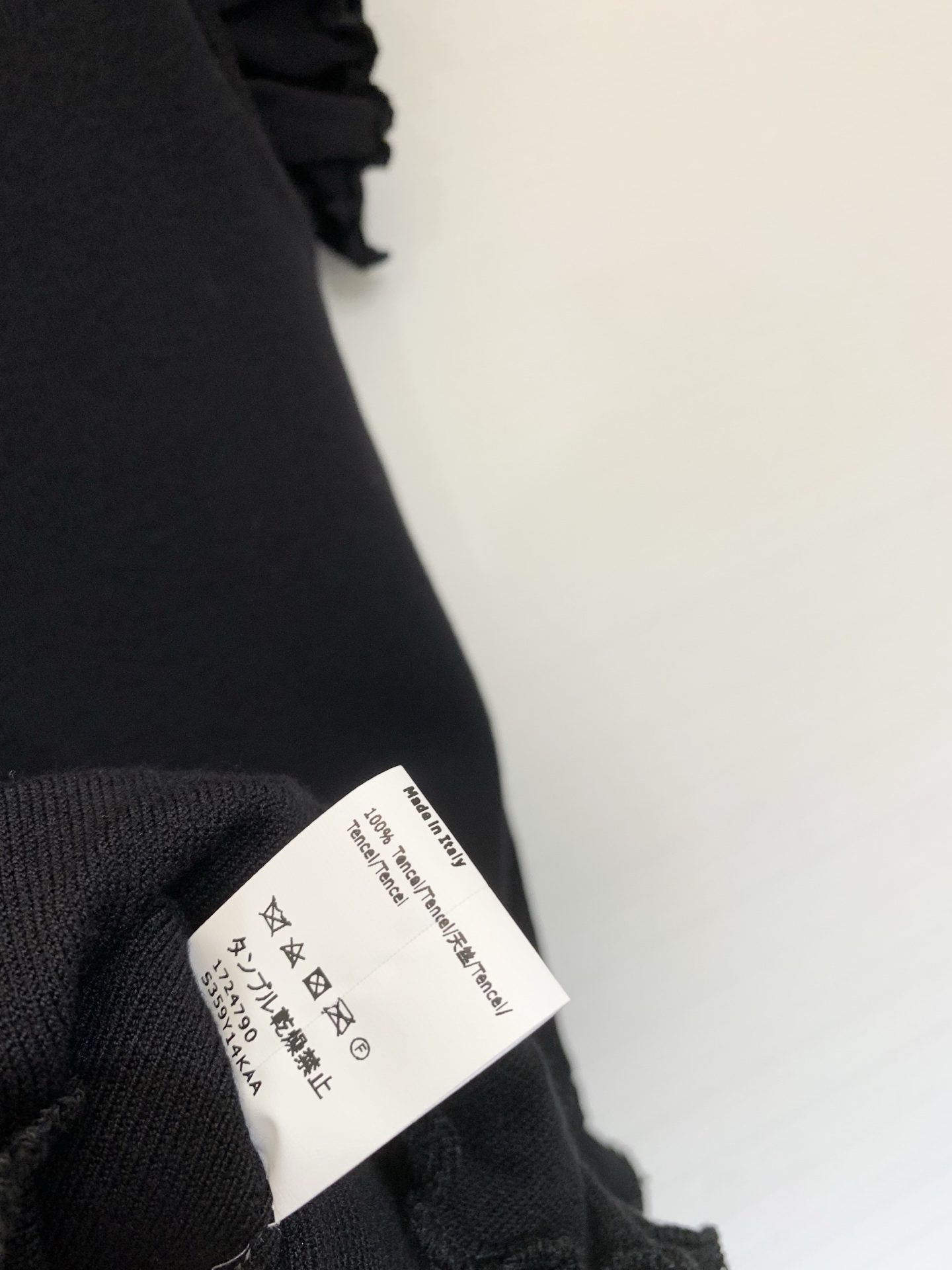 Loewe 26夏季新款 官网同款木耳边修身背心款 logo图案修饰点缀 上身高级氛围感十足 码数SML