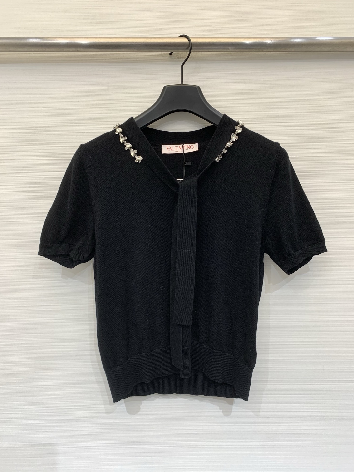 NO:841839,Valentino 26 new summer model, hand-made collar with diamonds, short-sleeved style, logo pattern decoration, upper body full of high-end atmosphere, two-color SML, valentino, T-shirt,19860909Valentino 26夏季新款 手工领口镶钻短袖款 logo图案修饰点缀 上身高级氛围感十足 两色SML,,valentino,T-shirt,,Women's clothing