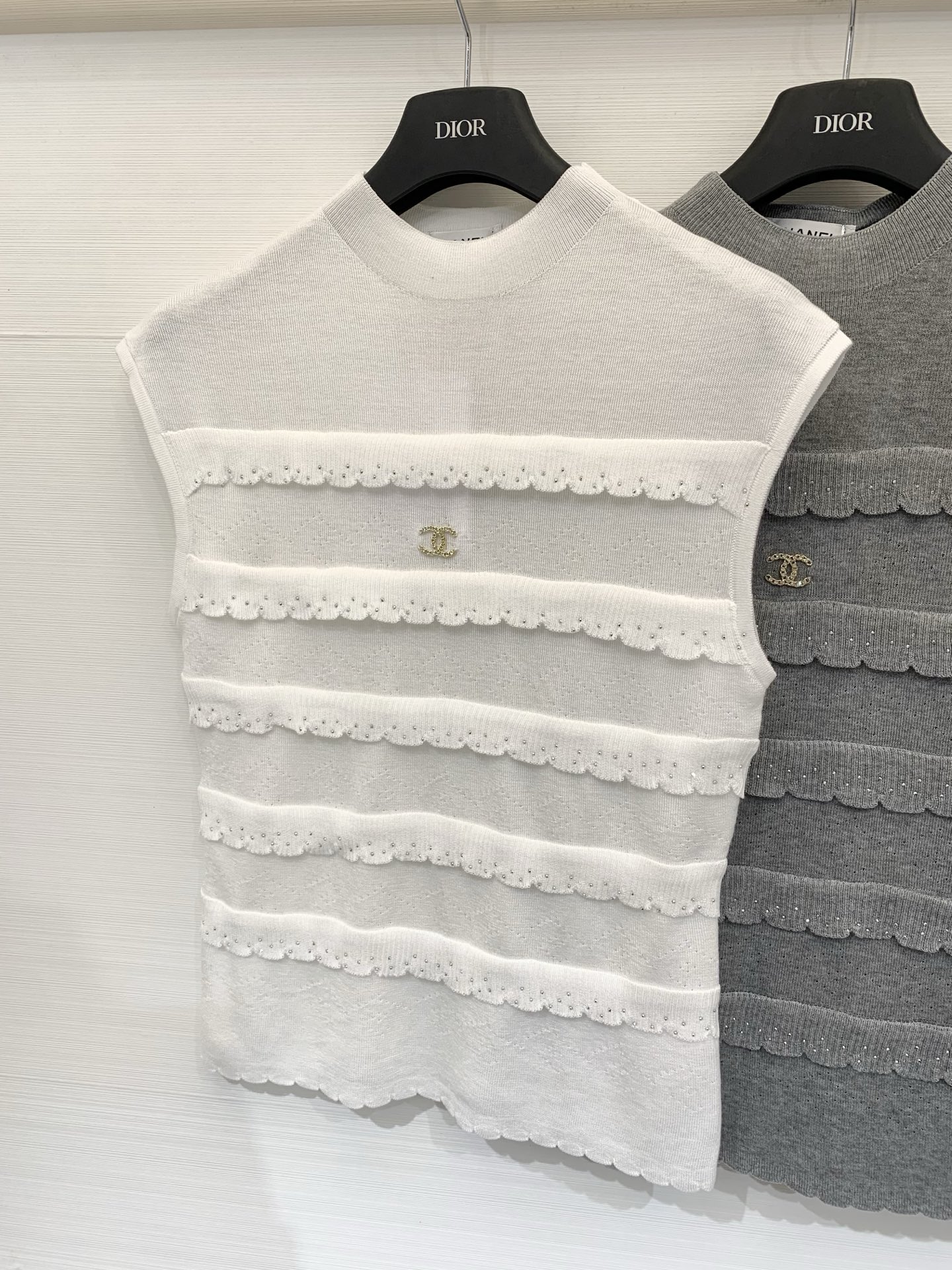 NO:841843,CHANEL 26 new summer model, hot-drilled high-neck vest style, logo pattern decoration, upper body full of high-end atmosphere, three-color SML,,chanel,19860909CHANEL 26夏季新款 烫钻高领背心款 logo图案修饰点缀 上身高级氛围感十足 三色SML,,chanel,,Women's clothing