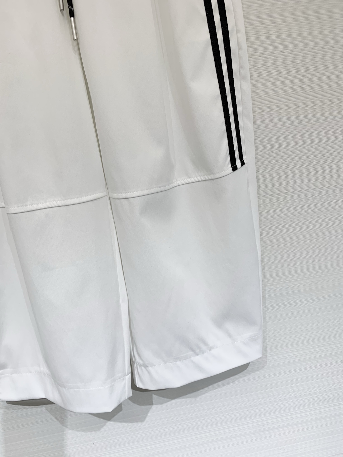 JILSANDER 26夏季新款 侧条纹松弛八分神裤，谁懂啊！这款也太藏肉了，高腰抽绳+侧条纹设计，自带