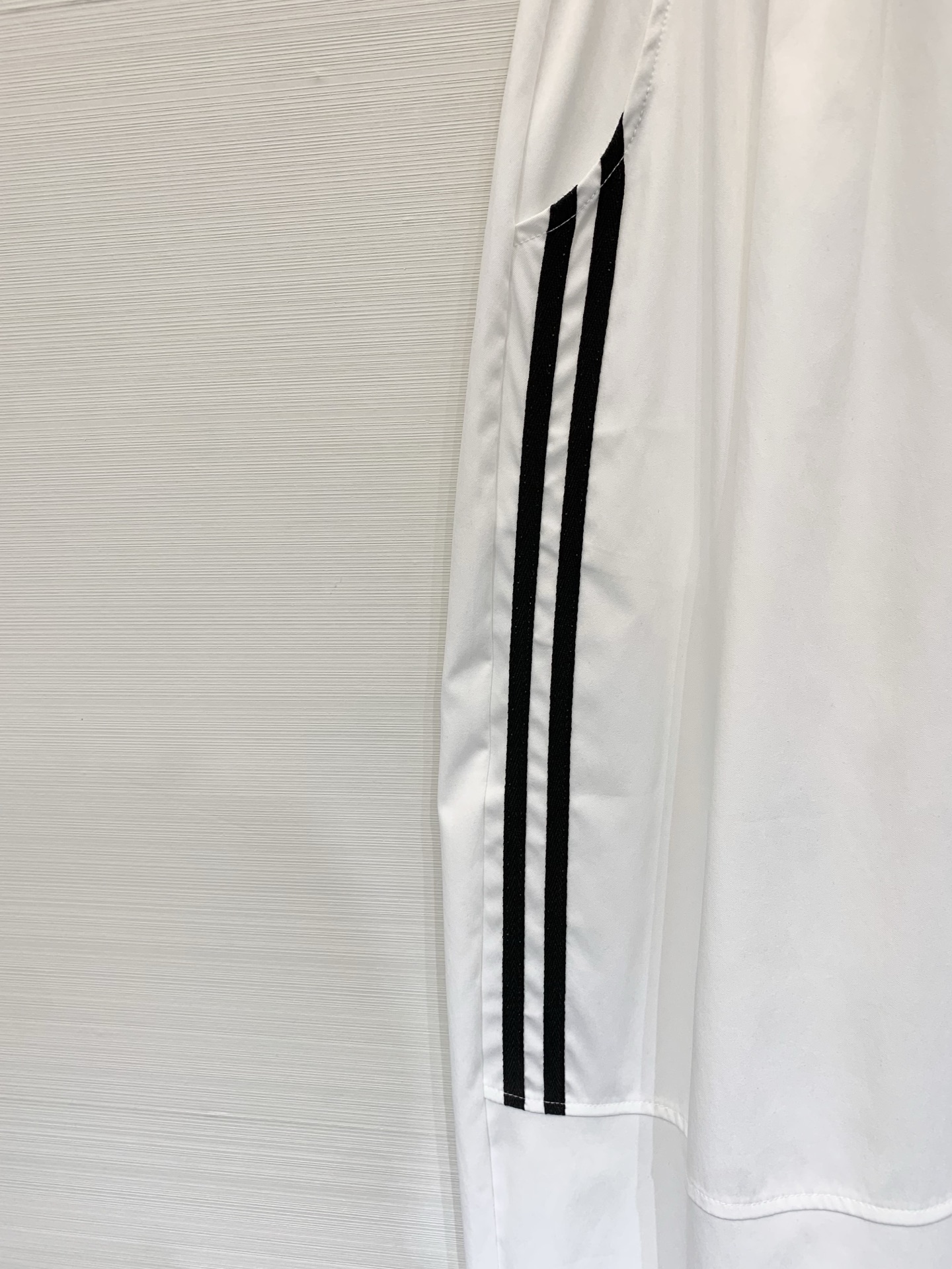 JILSANDER 26夏季新款 侧条纹松弛八分神裤，谁懂啊！这款也太藏肉了，高腰抽绳+侧条纹设计，自带