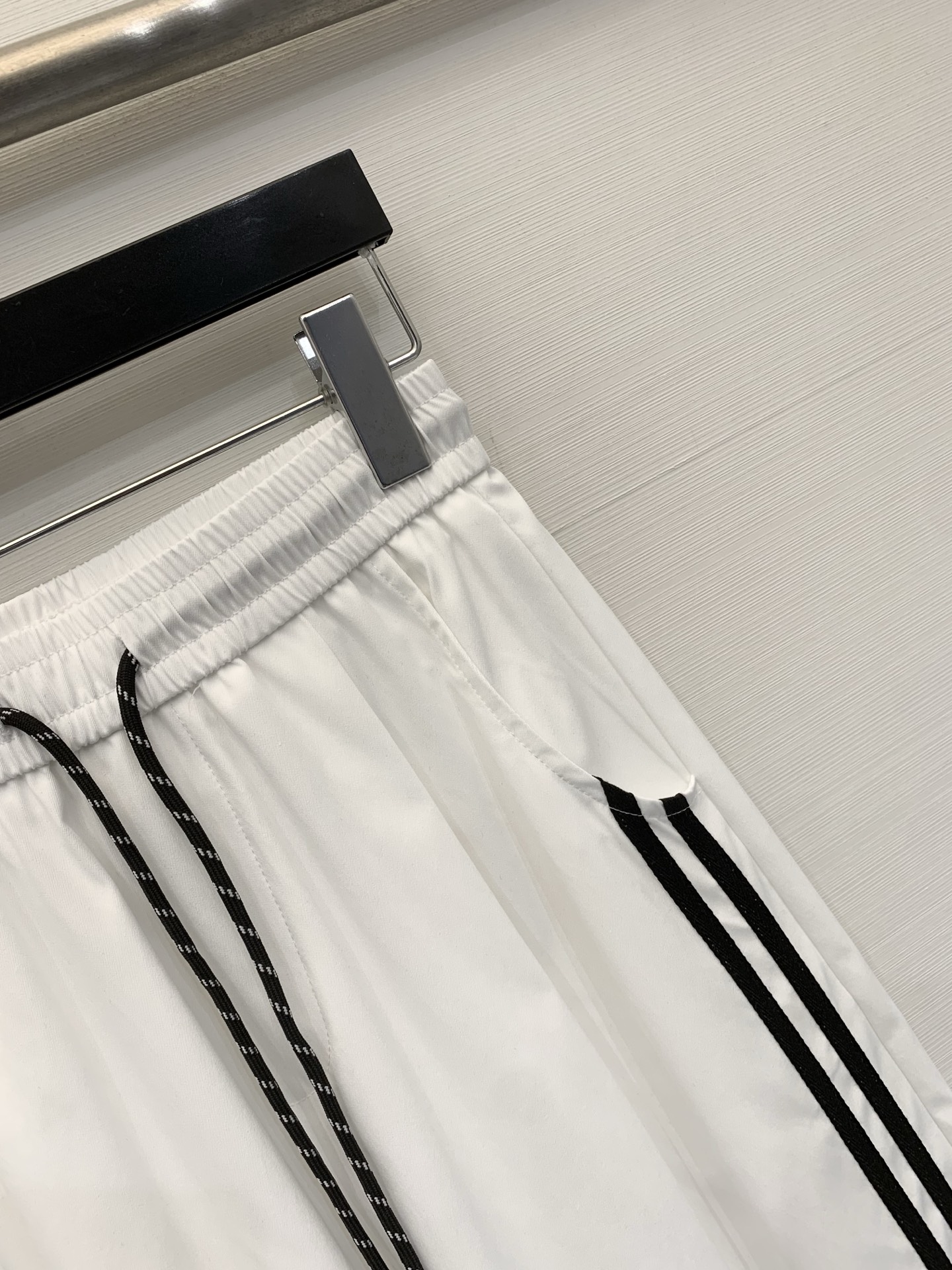 JILSANDER 26夏季新款 侧条纹松弛八分神裤，谁懂啊！这款也太藏肉了，高腰抽绳+侧条纹设计，自带