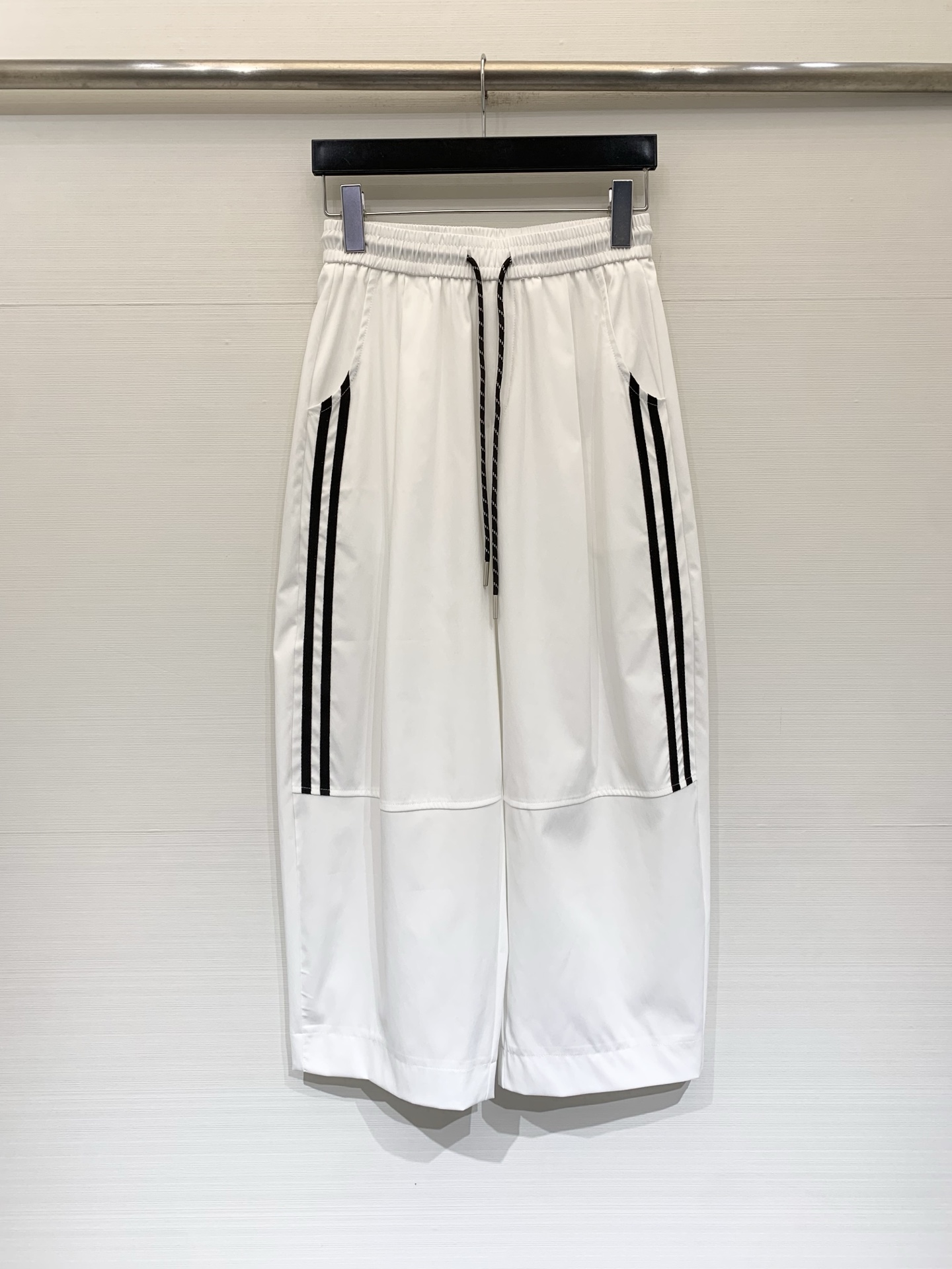 JILSANDER 26夏季新款 侧条纹松弛八分神裤，谁懂啊！这款也太藏肉了，高腰抽绳+侧条纹设计，自带