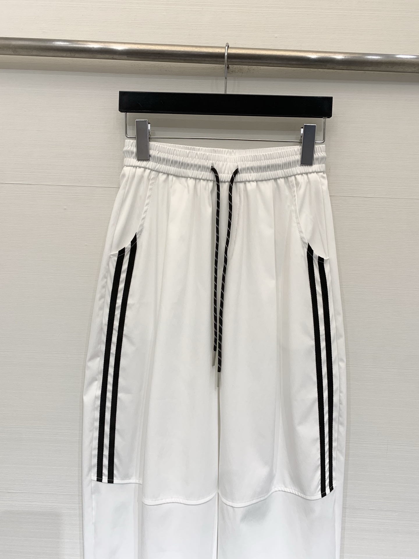 JILSANDER 26夏季新款 侧条纹松弛八分神裤，谁懂啊！这款也太藏肉了，高腰抽绳+侧条纹设计，自带