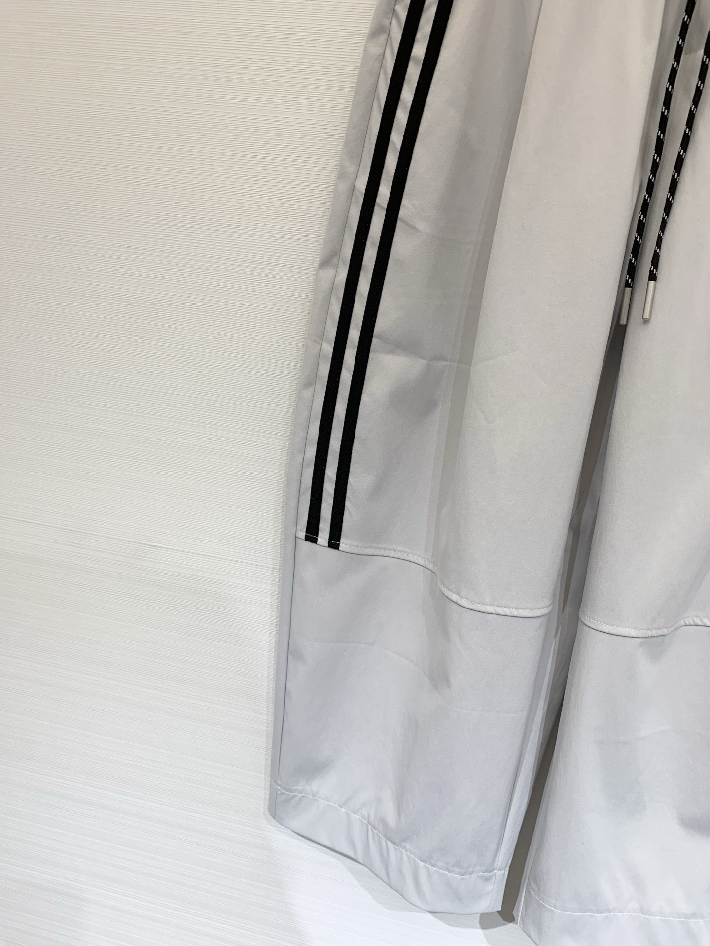 JILSANDER 26夏季新款 侧条纹松弛八分神裤，谁懂啊！这款也太藏肉了，高腰抽绳+侧条纹设计，自带