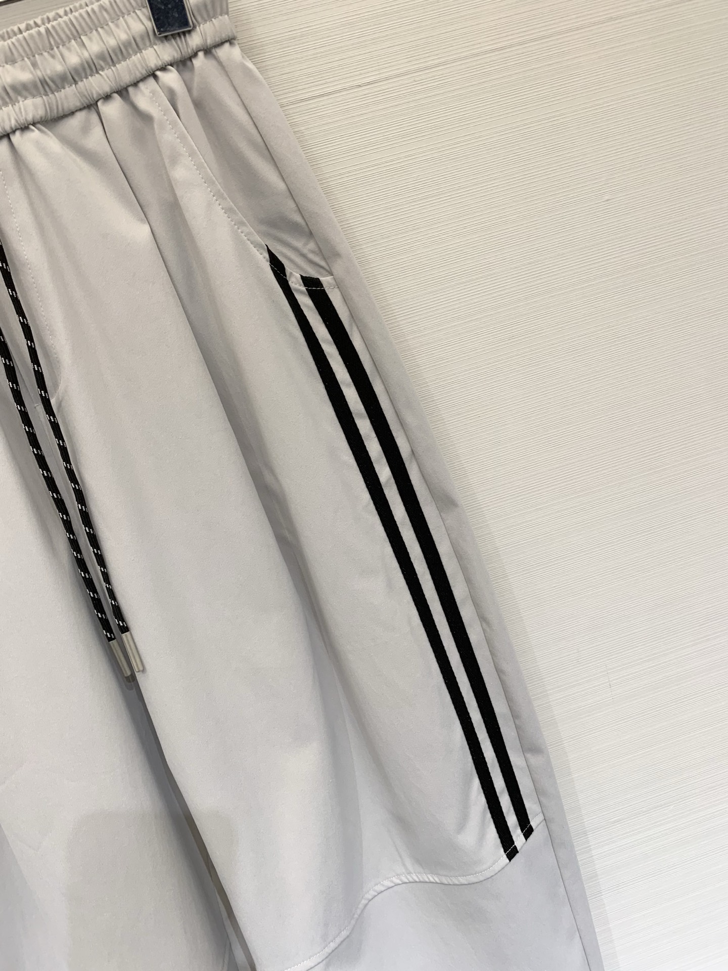 JILSANDER 26夏季新款 侧条纹松弛八分神裤，谁懂啊！这款也太藏肉了，高腰抽绳+侧条纹设计，自带