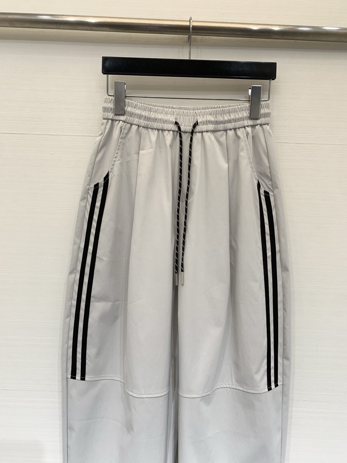JILSANDER 26夏季新款 侧条纹松弛八分神裤，谁懂啊！这款也太藏肉了，高腰抽绳+侧条纹设计，自带