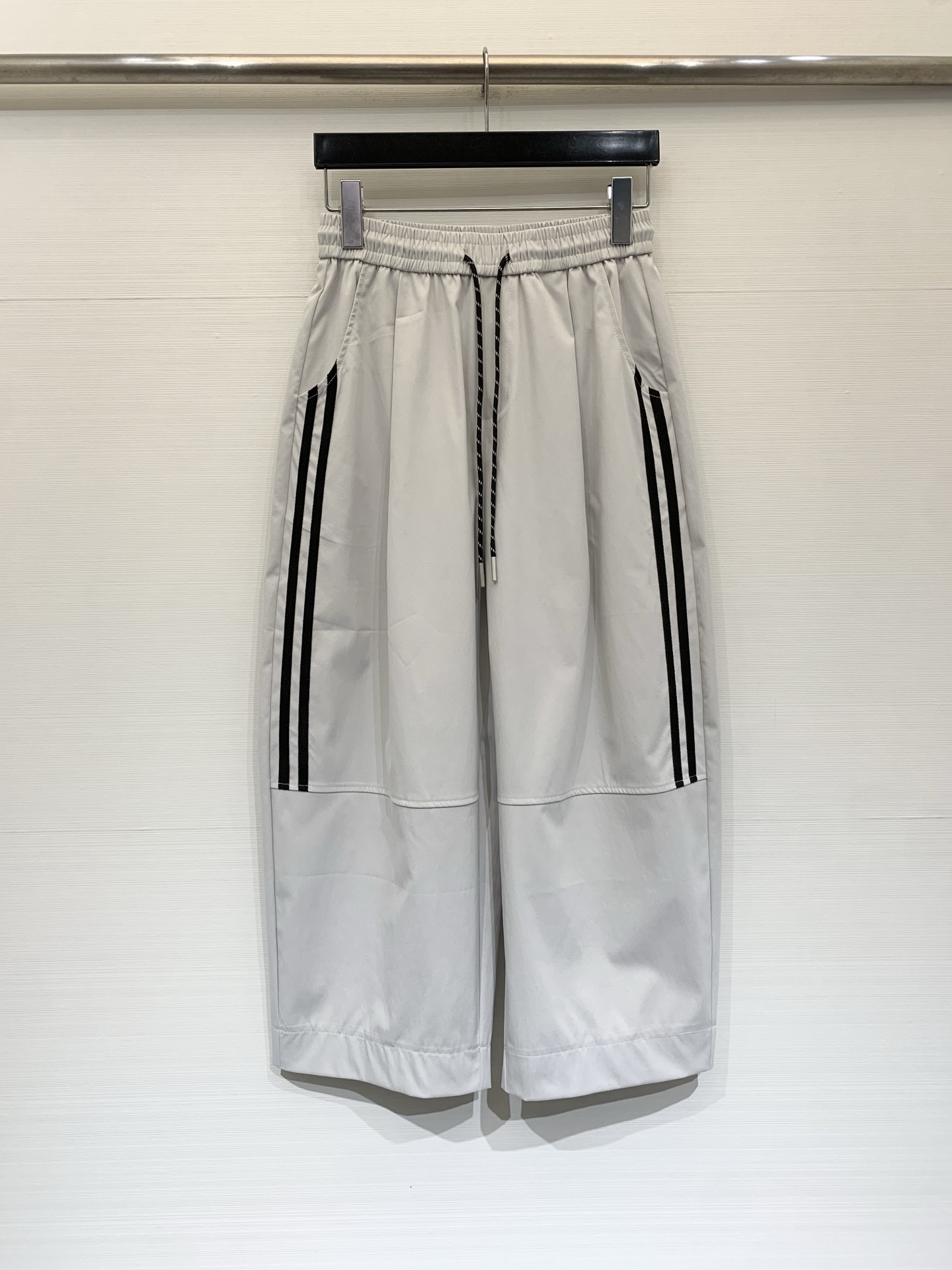 JILSANDER 26夏季新款 侧条纹松弛八分神裤，谁懂啊！这款也太藏肉了，高腰抽绳+侧条纹设计，自带