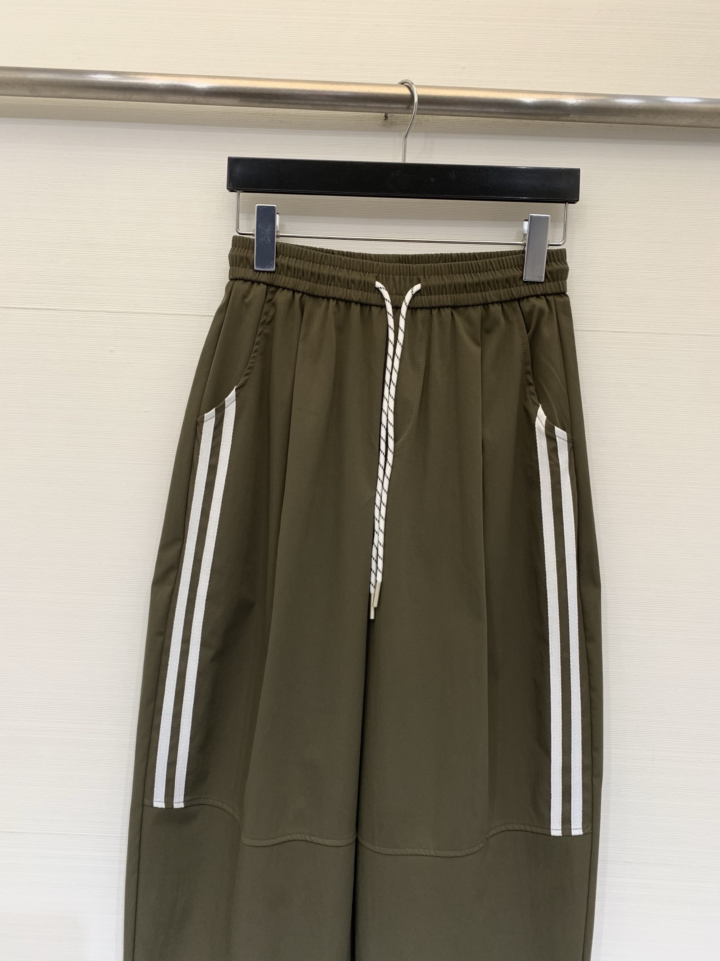 JILSANDER 26夏季新款 侧条纹松弛八分神裤，谁懂啊！这款也太藏肉了，高腰抽绳+侧条纹设计，自带