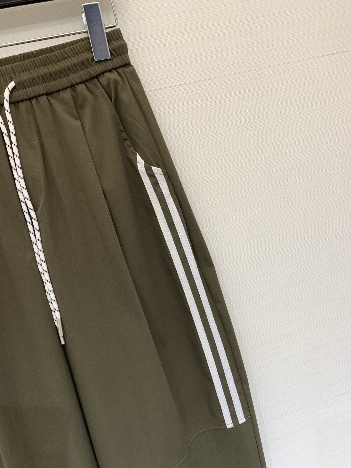 JILSANDER 26夏季新款 侧条纹松弛八分神裤，谁懂啊！这款也太藏肉了，高腰抽绳+侧条纹设计，自带