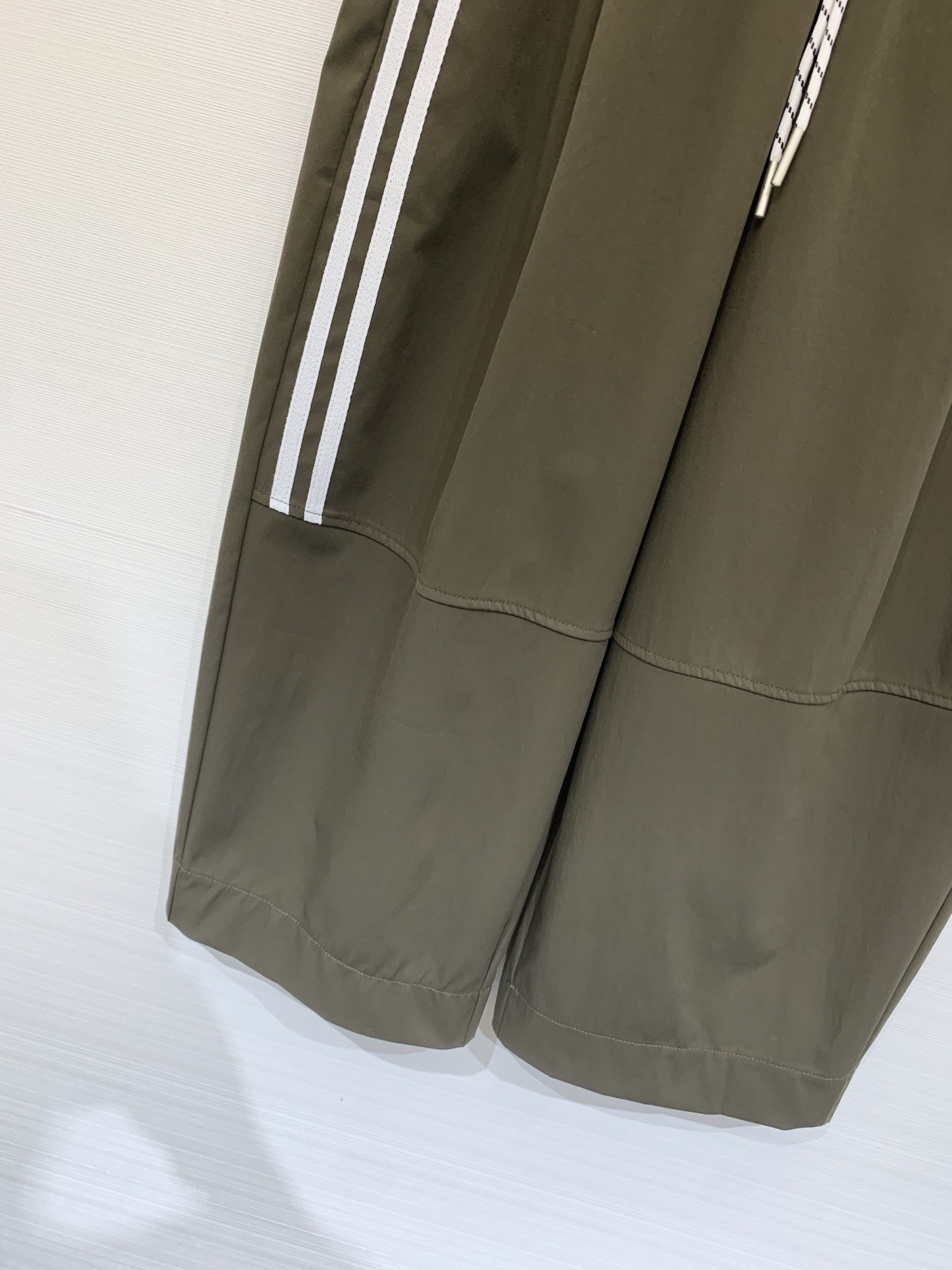 JILSANDER 26夏季新款 侧条纹松弛八分神裤，谁懂啊！这款也太藏肉了，高腰抽绳+侧条纹设计，自带