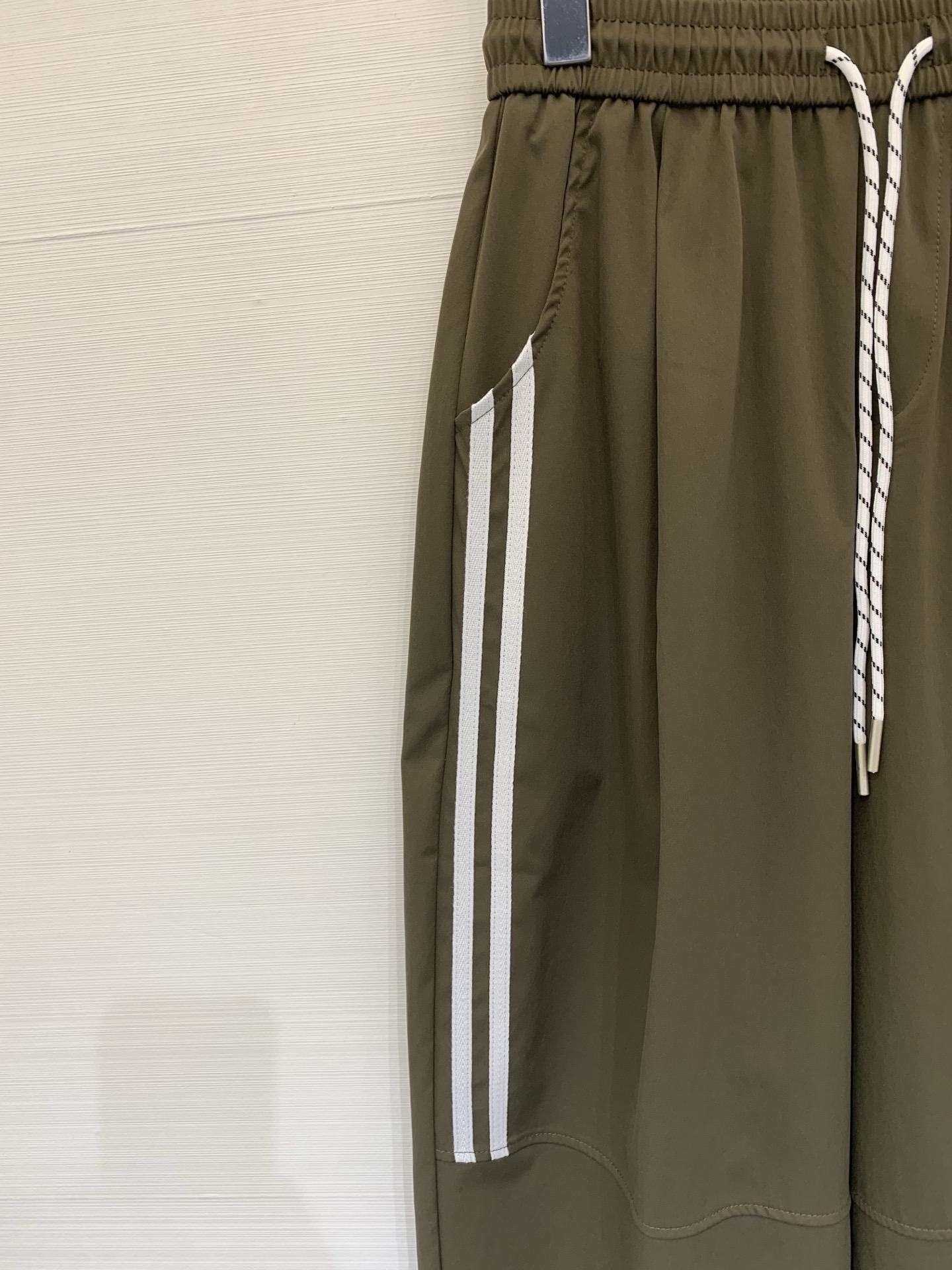 JILSANDER 26夏季新款 侧条纹松弛八分神裤，谁懂啊！这款也太藏肉了，高腰抽绳+侧条纹设计，自带