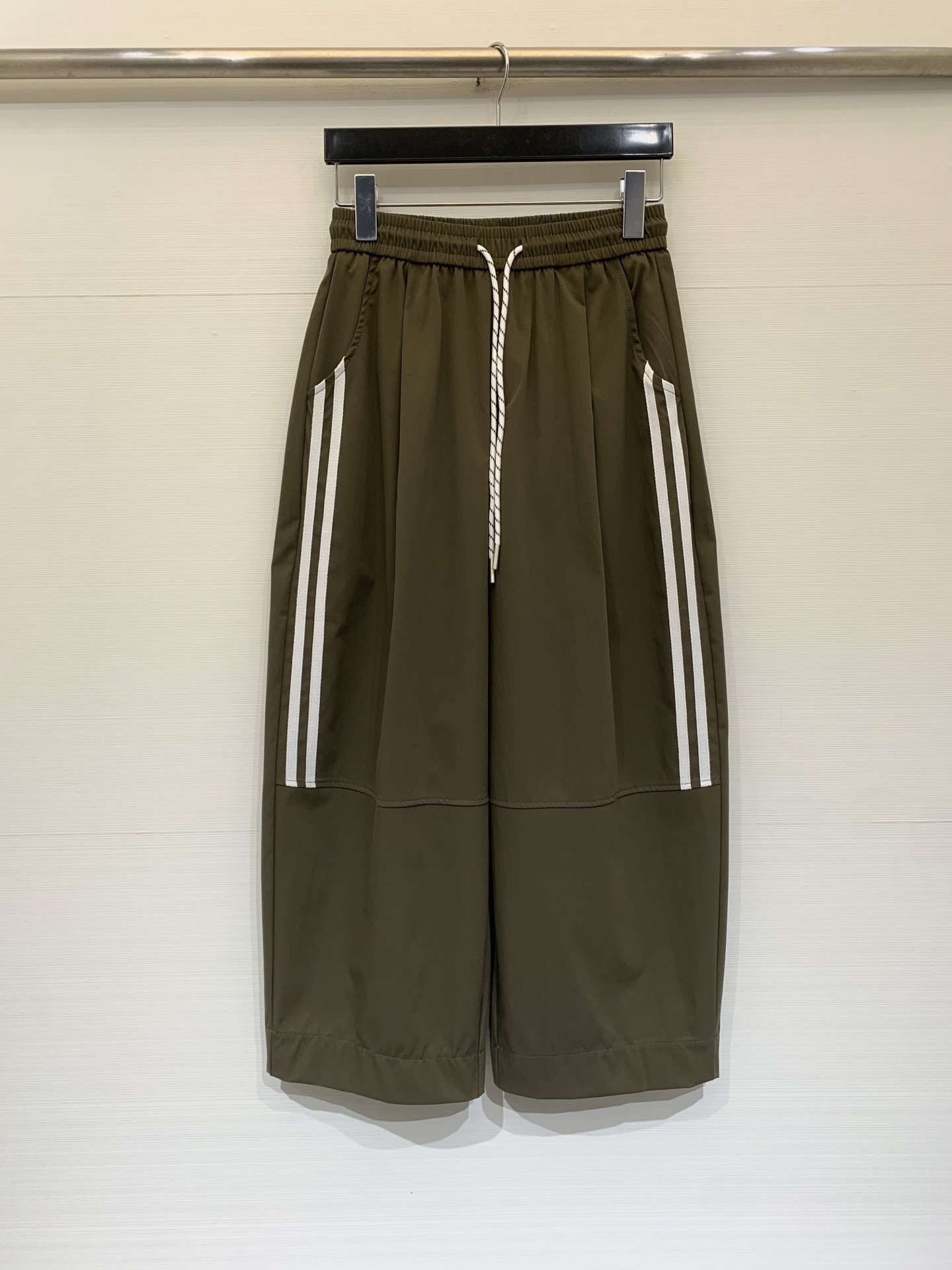 NO:841847,JILSANDER 26 new summer style side stripe relaxed cropped pants, who knows!  This one is too sexy, with a high-waisted drawstring + side stripe design, a sense of movement, an eight-point wide-leg version, perfect leg shape, drapey fabric, the upper body is refreshing and breathable, and it feels great when worn with suspenders or T-shirts. It is a versatile summer style that can be worn by lazy people with their eyes closed. It does not pick on either the figure or the person. Three-color SML, jil sander, tees, t-shirt,19860909JILSANDER 26夏季新款 侧条纹松弛八分神裤,谁懂啊！这款也太藏肉了,高腰抽绳+侧条纹设计,自带运动感,八分阔腿版型,完美修饰腿型,垂坠感面料,上身清爽又透气,搭配吊带/T恤都超有feel,懒人闭眼入的夏日百搭款,不挑身材不挑人 三色SML,,jil sander,tees，t-shirt,,Women's clothing