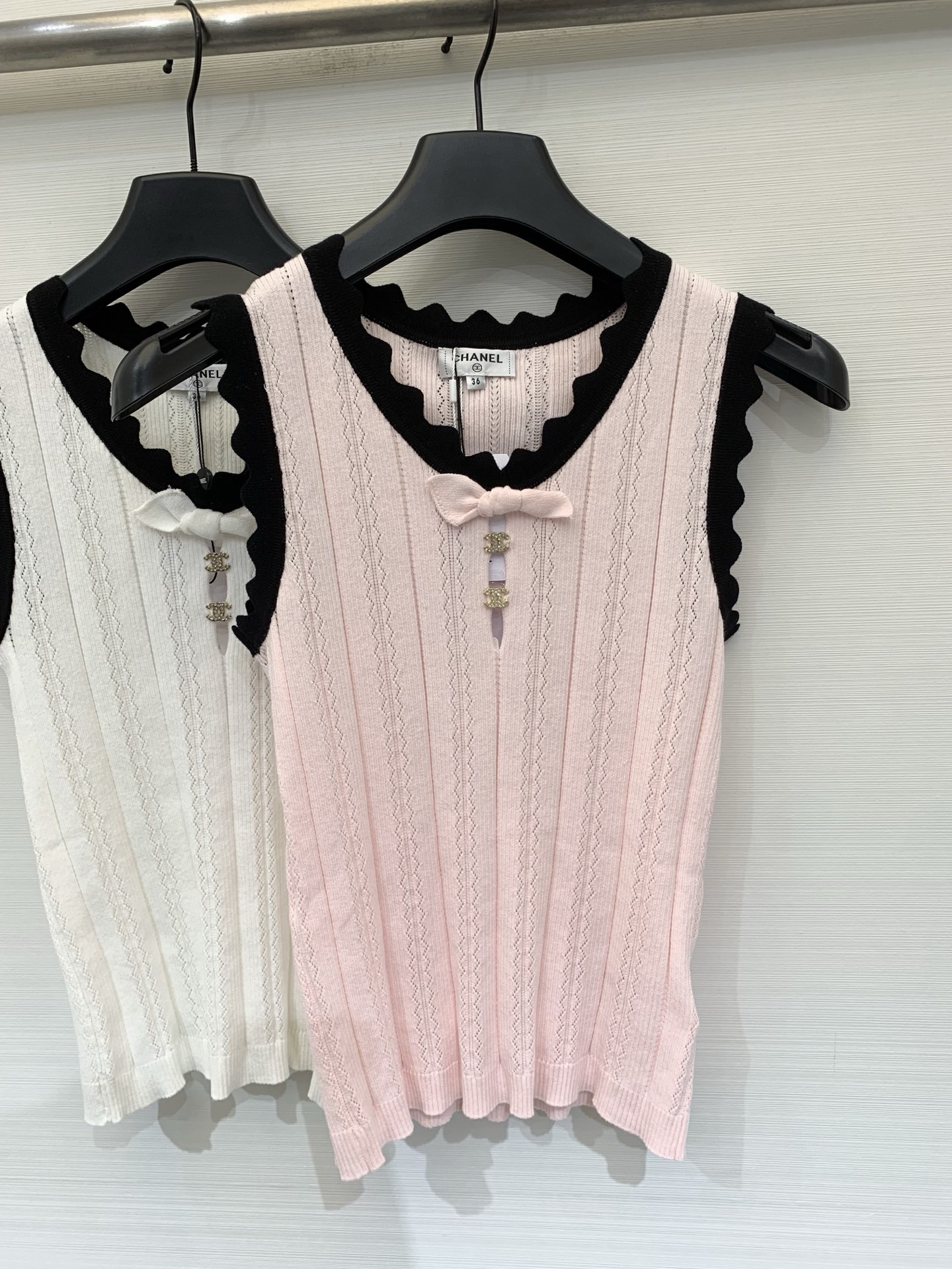 NO:841851,CHANEL 26 new summer model, bow knitted vest style, logo pattern decoration, upper body full of high-end atmosphere, two-color SML,,chanel,19860909CHANEL 26夏季新款 蝴蝶结针织背心款 logo图案修饰点缀 上身高级氛围感十足 两色SML,,chanel,,Women's clothing