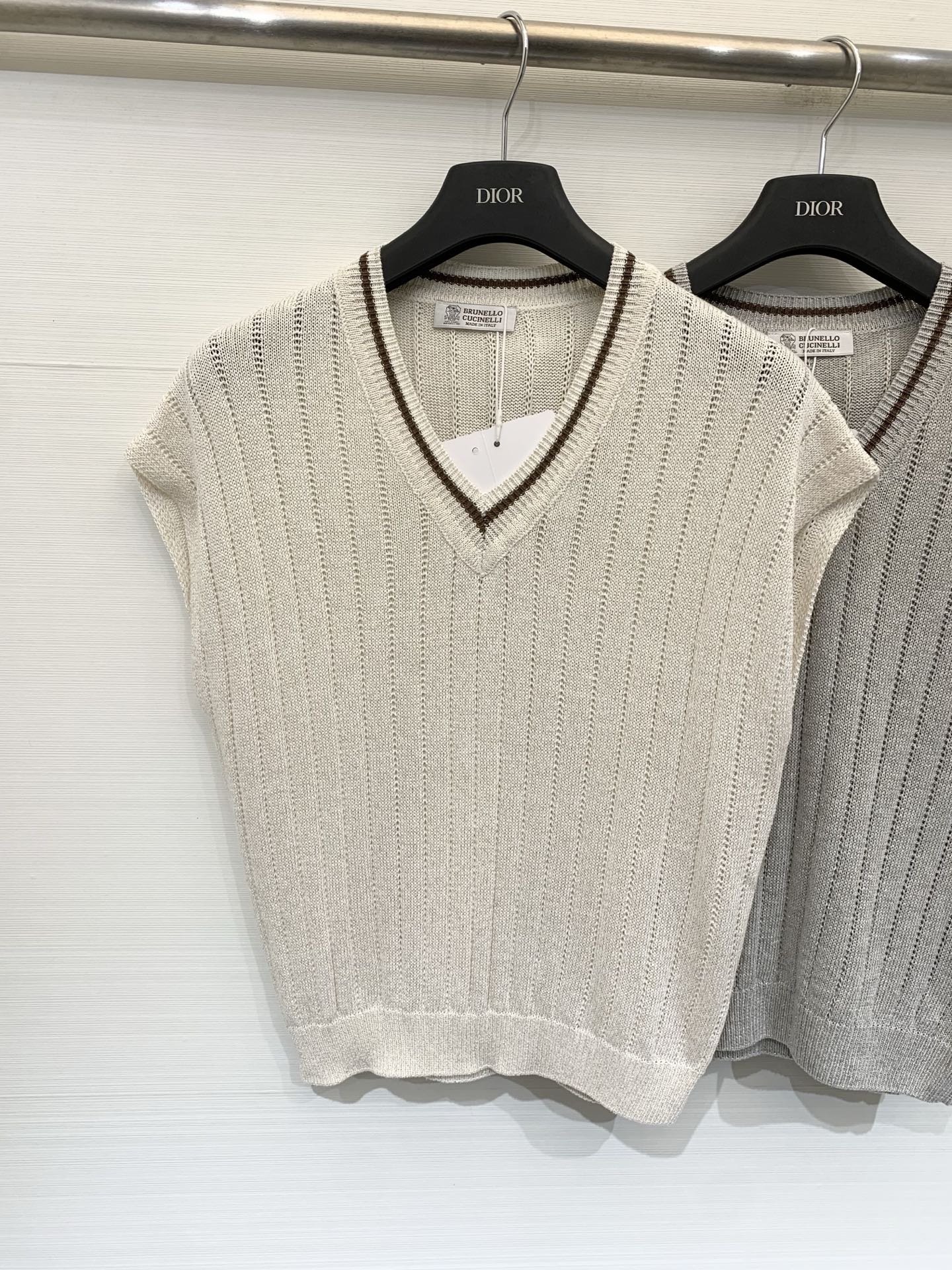 NO:841855,BC 26 new summer style vertical pattern hollow V-neck vest style logo pattern decoration upper body high-end three-color SML,,19860909BC 26夏季新款 竖纹镂空v领背心款 logo图案修饰点缀 上身高级 三色SML,,,Women's clothing