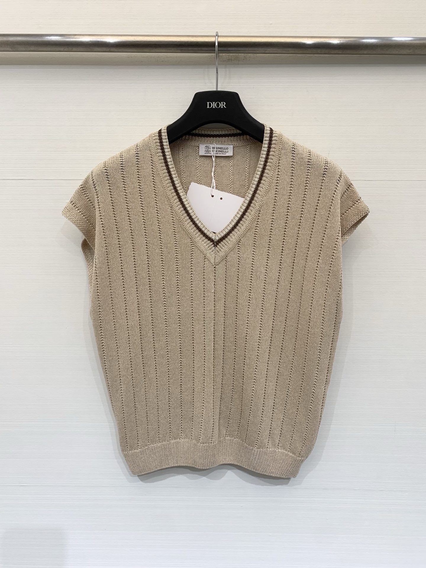 NO:841863,BC 26 new summer style vertical pattern hollow V-neck vest style logo pattern decoration upper body high-end three-color SML,,19860909BC 26夏季新款 竖纹镂空v领背心款 logo图案修饰点缀 上身高级 三色SML,,,Women's clothing
