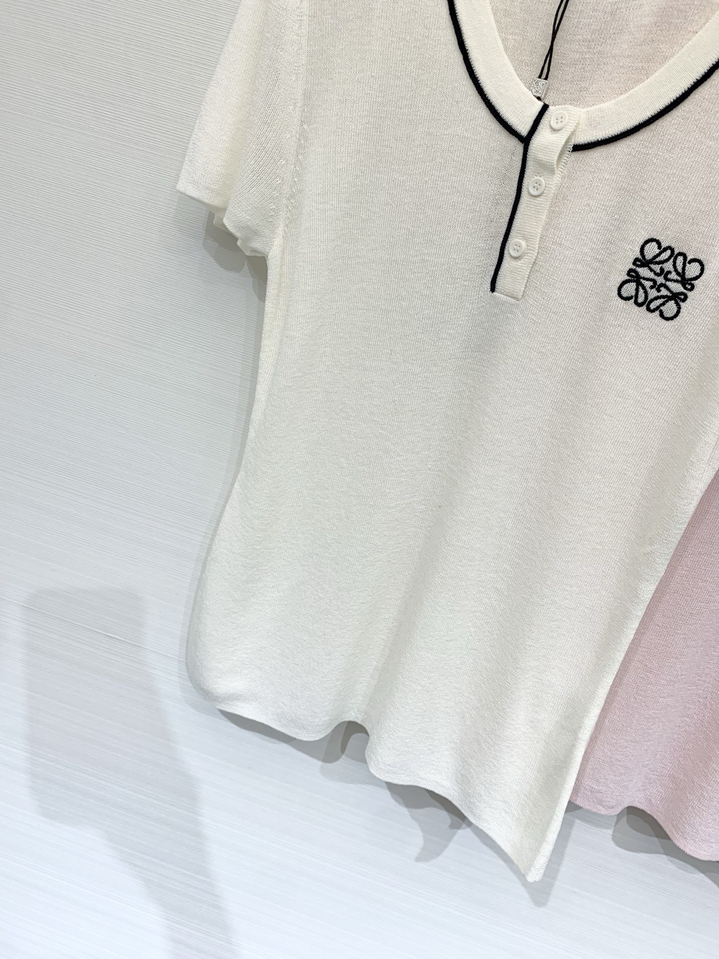 Loewe 26夏季新款 简约风修身短袖款 logo图案修饰点缀 上身高级氛围感🈵️🈵️ 两色SML