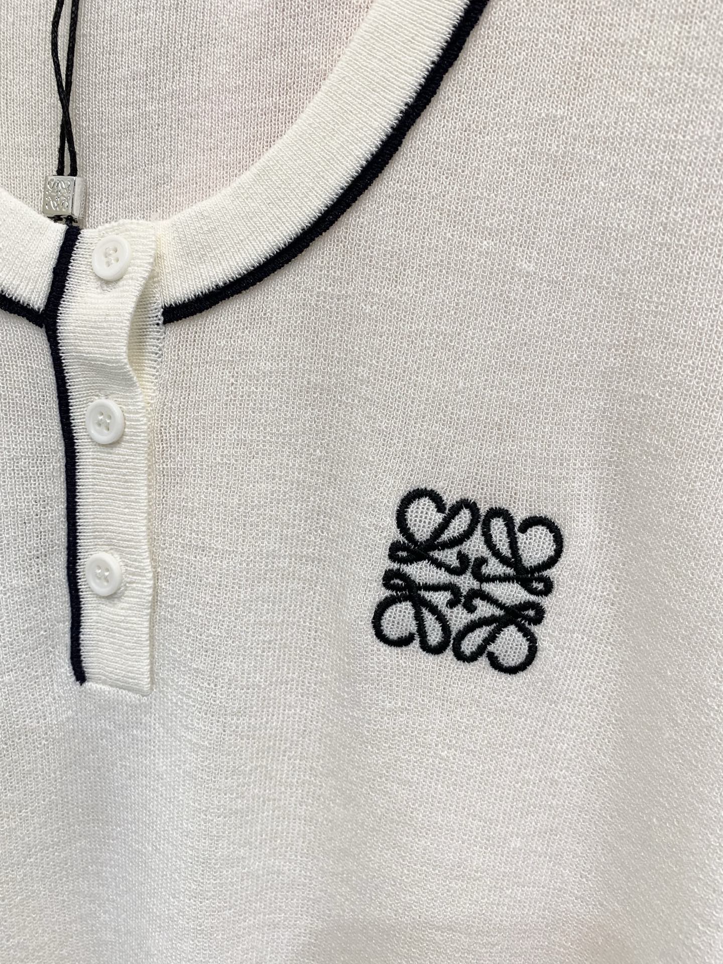 Loewe 26夏季新款 简约风修身短袖款 logo图案修饰点缀 上身高级氛围感🈵️🈵️ 两色SML