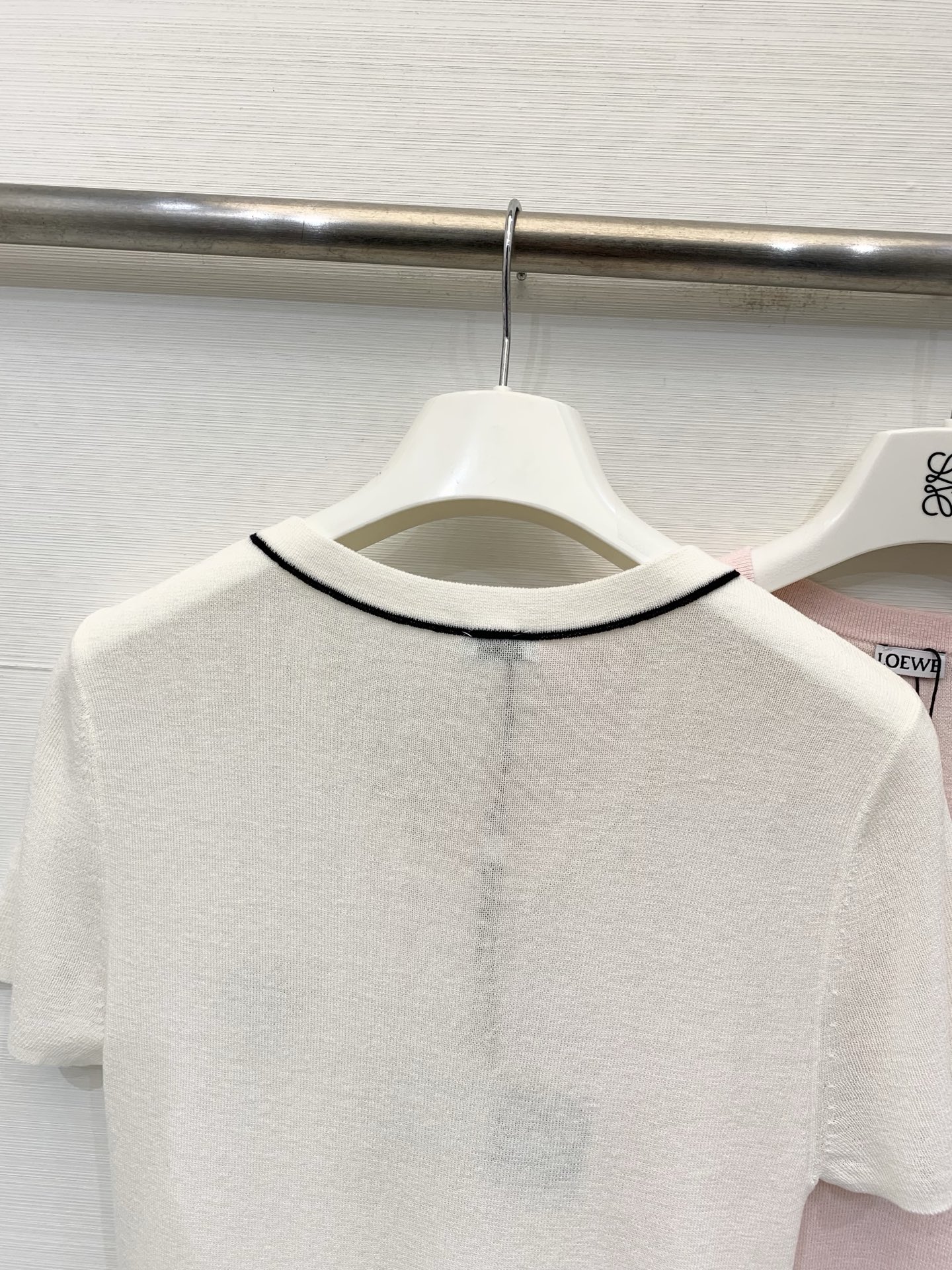 Loewe 26夏季新款 简约风修身短袖款 logo图案修饰点缀 上身高级氛围感🈵️🈵️ 两色SML