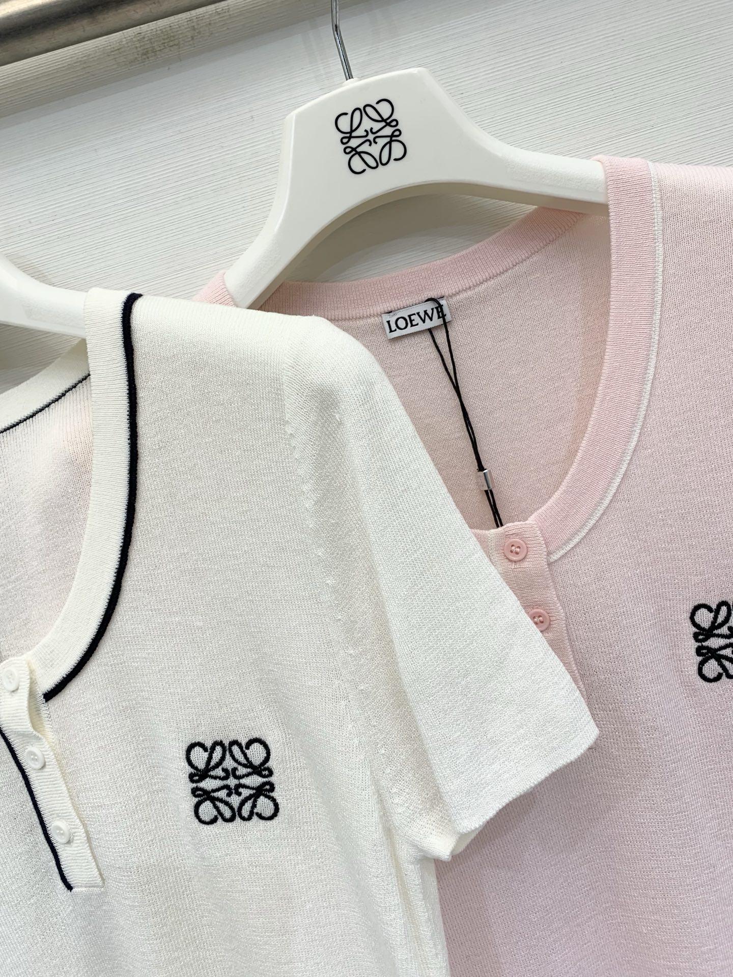 Loewe 26夏季新款 简约风修身短袖款 logo图案修饰点缀 上身高级氛围感🈵️🈵️ 两色SML