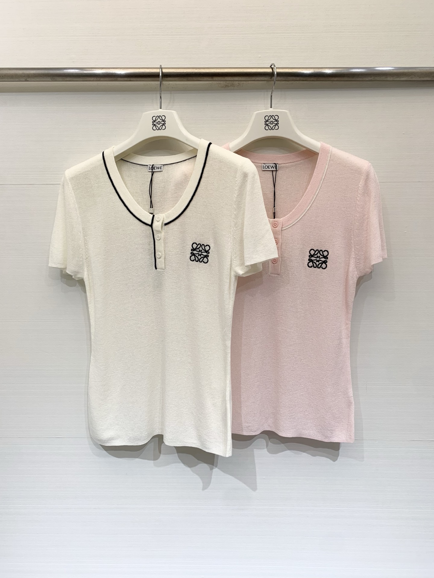 Loewe 26夏季新款 简约风修身短袖款 logo图案修饰点缀 上身高级氛围感🈵️🈵️ 两色SML