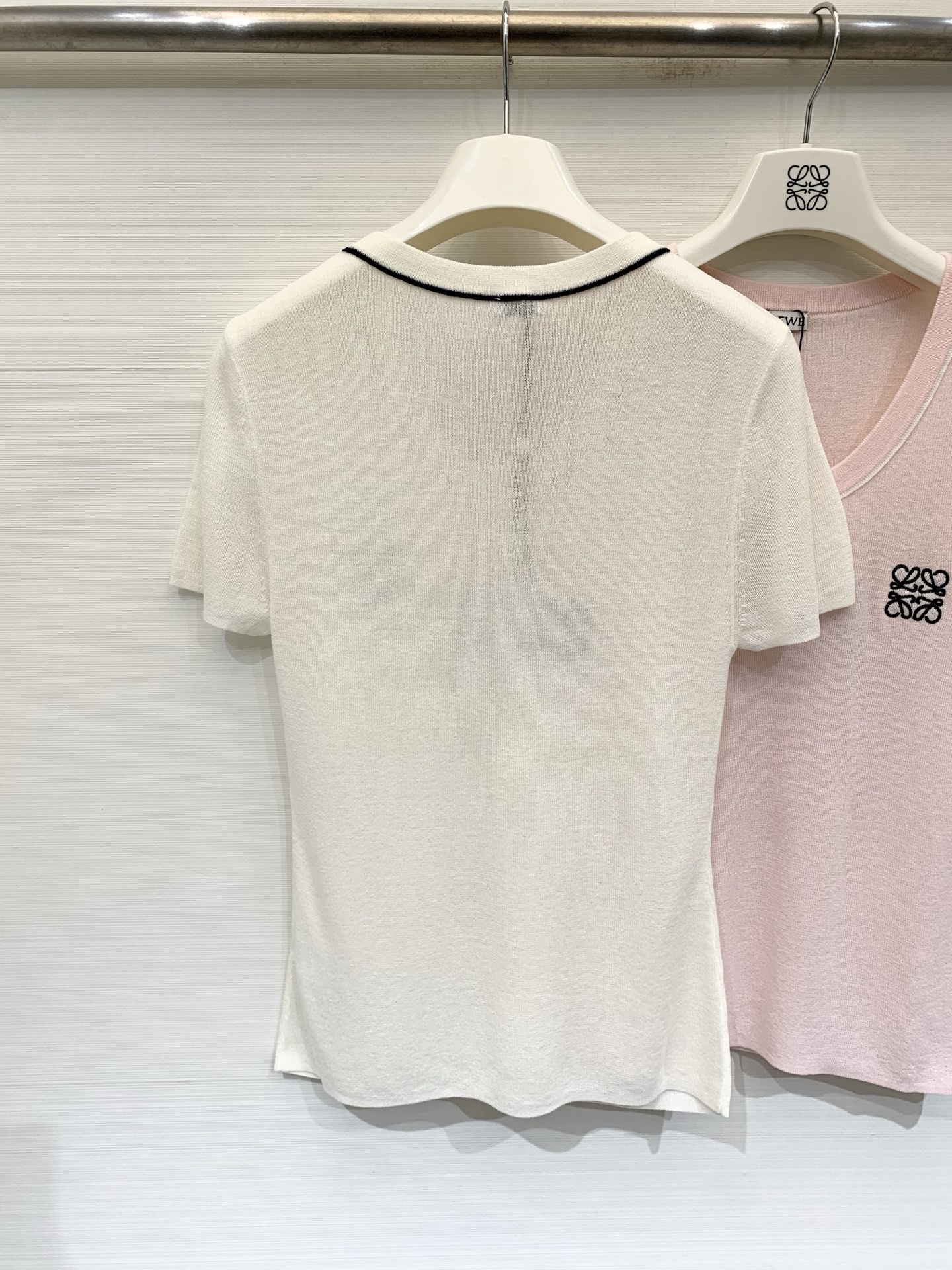 Loewe 26夏季新款 简约风修身短袖款 logo图案修饰点缀 上身高级氛围感🈵️🈵️ 两色SML
