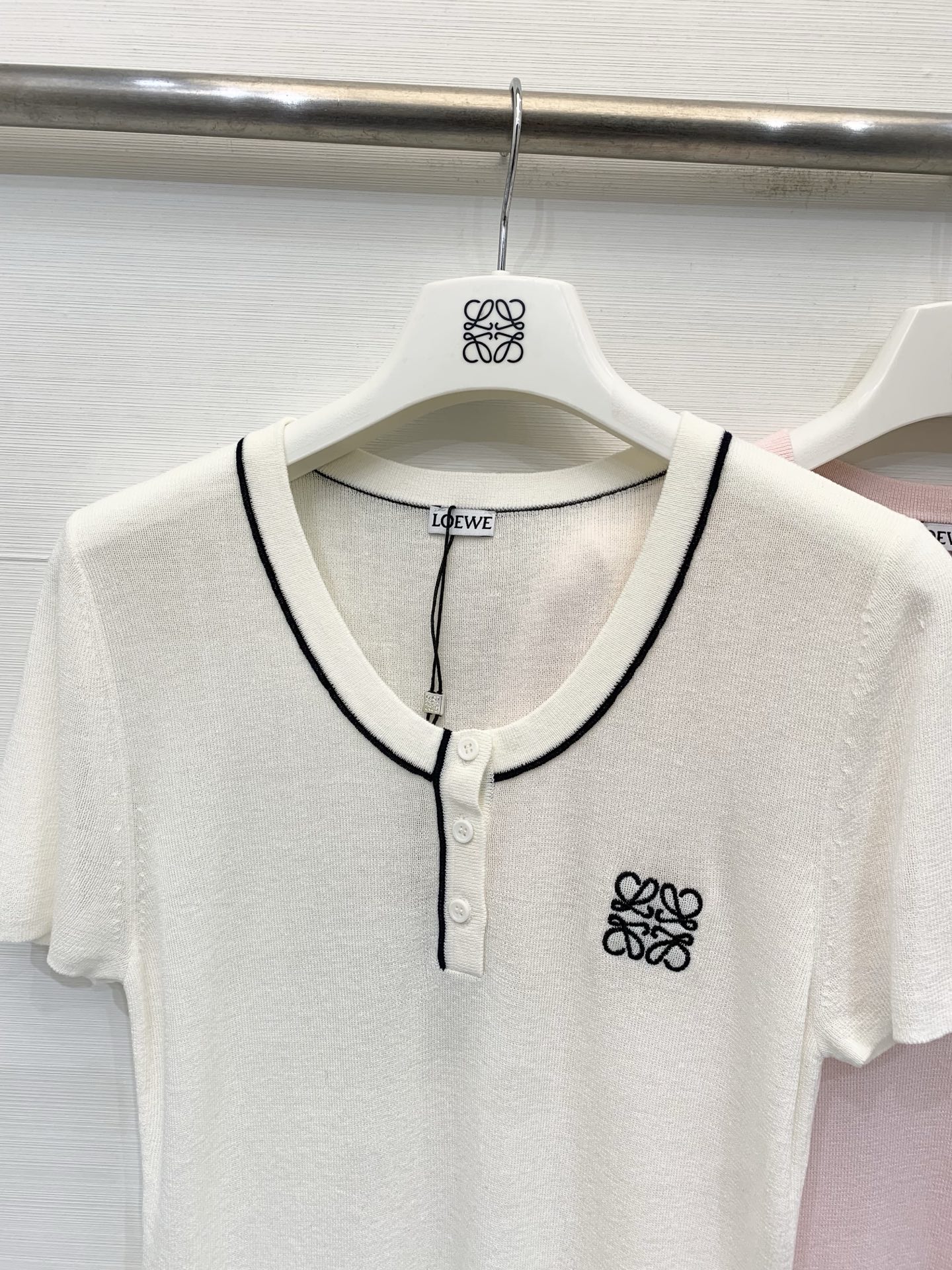 Loewe 26夏季新款 简约风修身短袖款 logo图案修饰点缀 上身高级氛围感🈵️🈵️ 两色SML