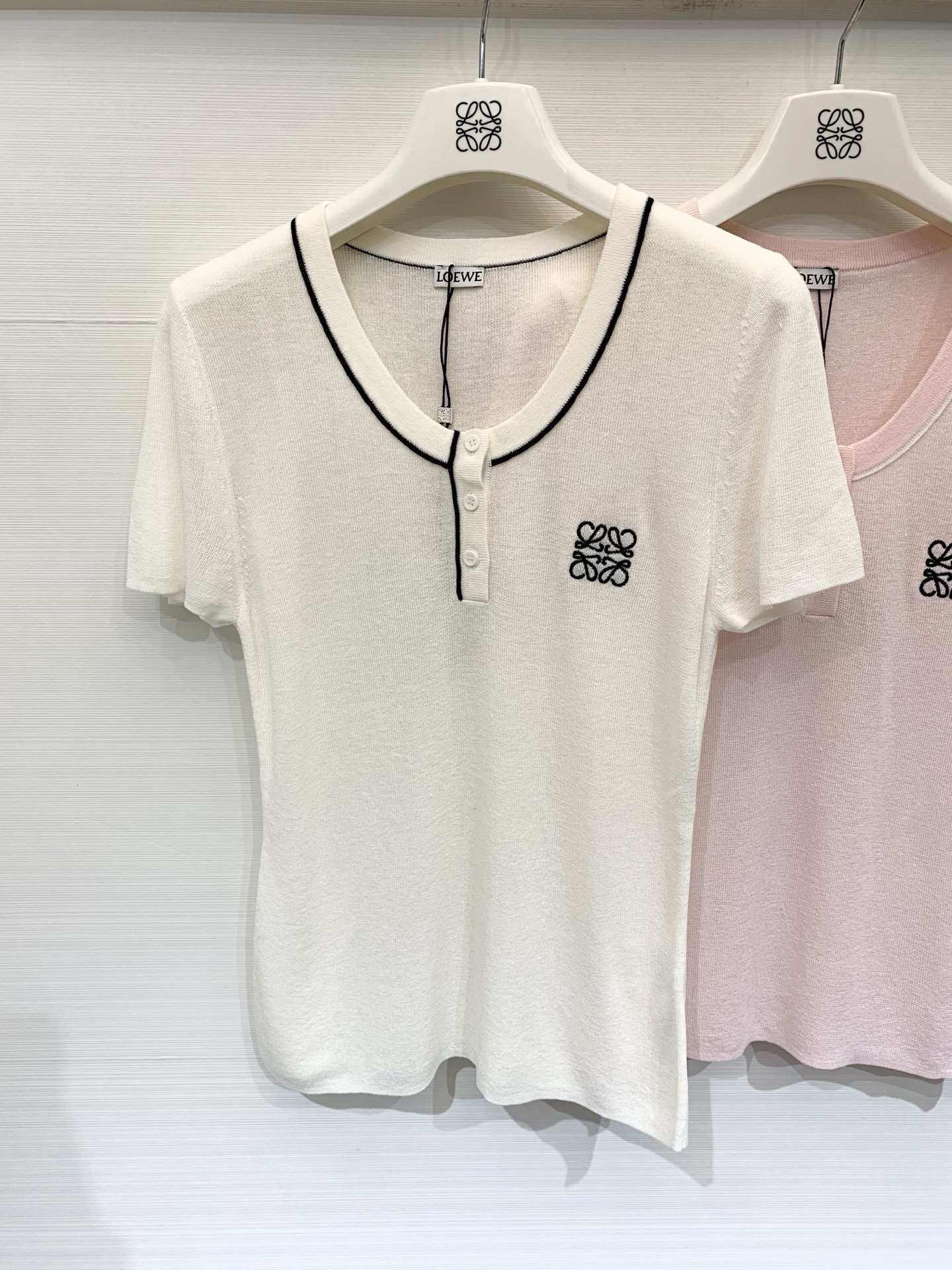 Loewe 26夏季新款 简约风修身短袖款 logo图案修饰点缀 上身高级氛围感🈵️🈵️ 两色SML