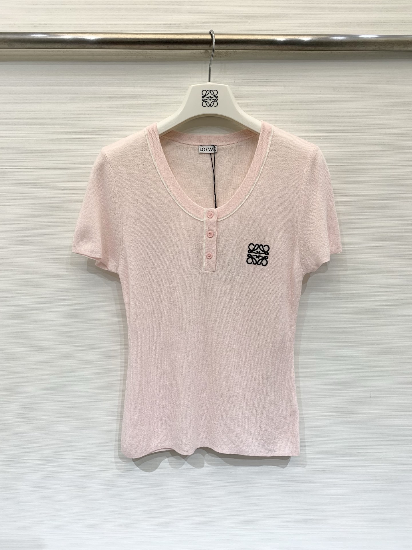 NO:841868,Loewe 26 new summer style, simple style slim-fitting short-sleeved style, logo pattern decoration, upper body with high-end atmosphere, two-color SML,,loewe,T-shirt,19860909Loewe 26夏季新款 简约风修身短袖款 logo图案修饰点缀 上身高级氛围感 两色SML,,loewe,T-shirt,,Women's clothing