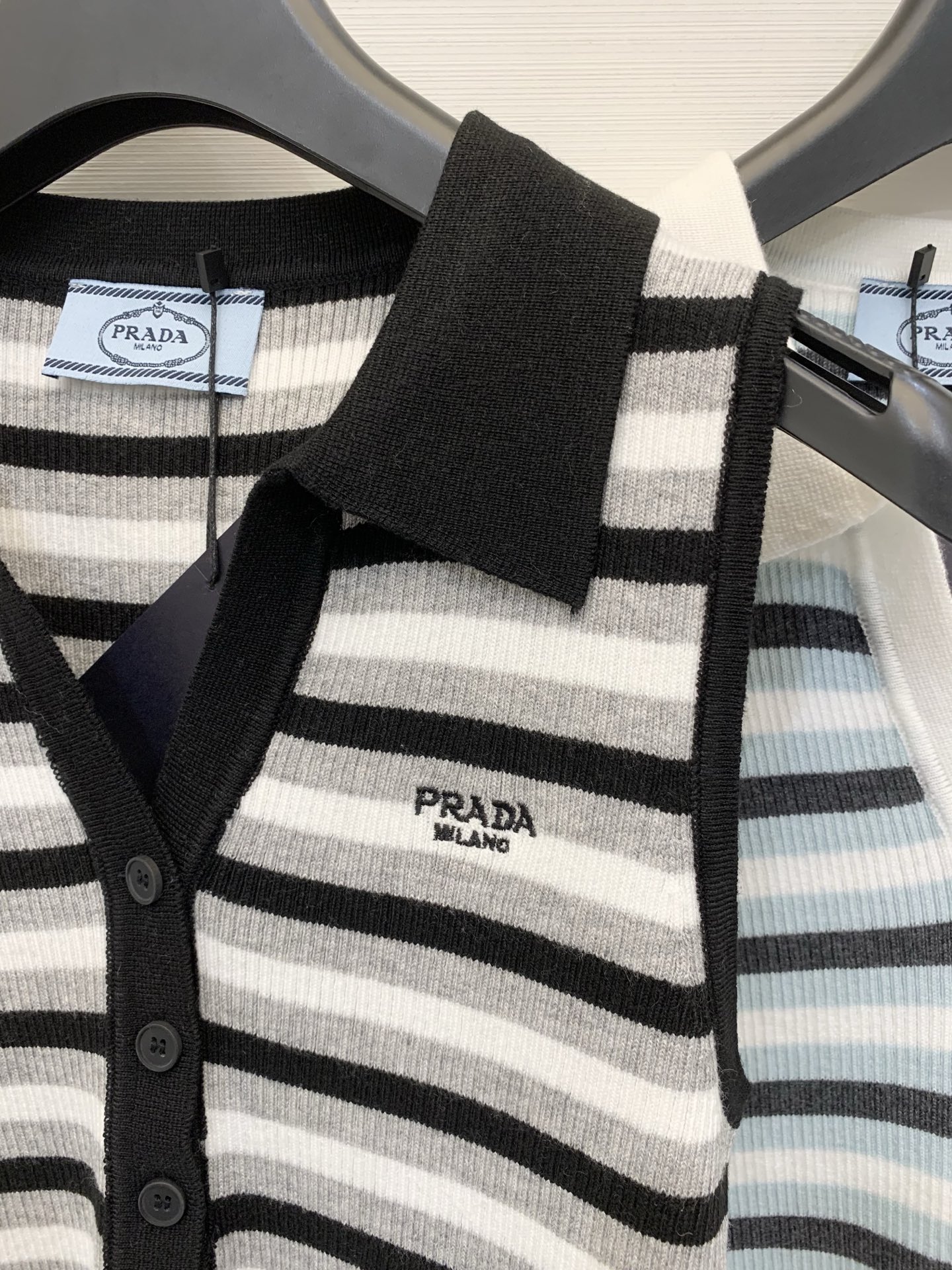 Prada 26夏季新款 条纹拼接Polo领背心款 logo图案修饰点缀 上身高级氛围感🈵️🈵️ 两色S