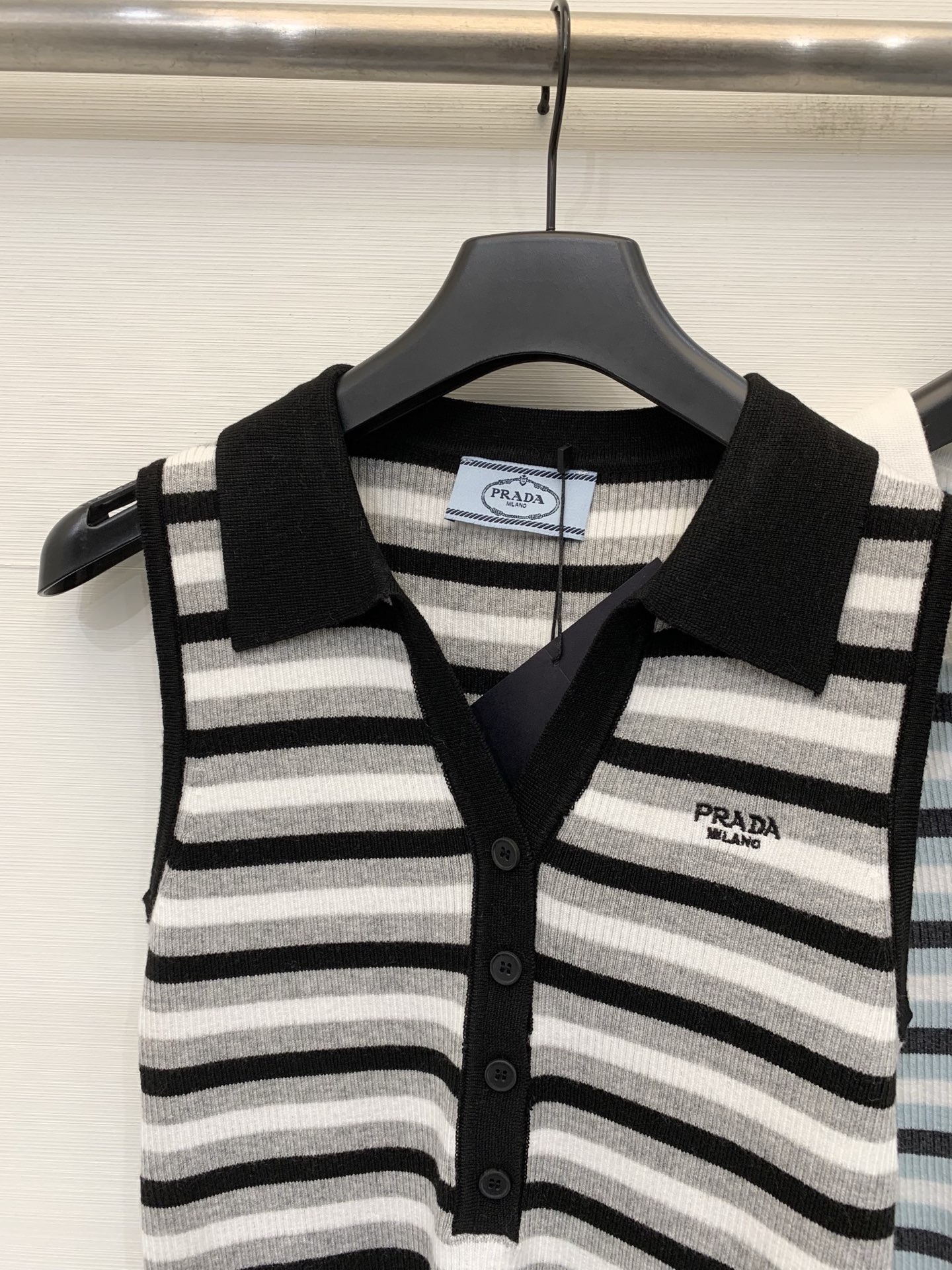 Prada 26夏季新款 条纹拼接Polo领背心款 logo图案修饰点缀 上身高级氛围感🈵️🈵️ 两色S