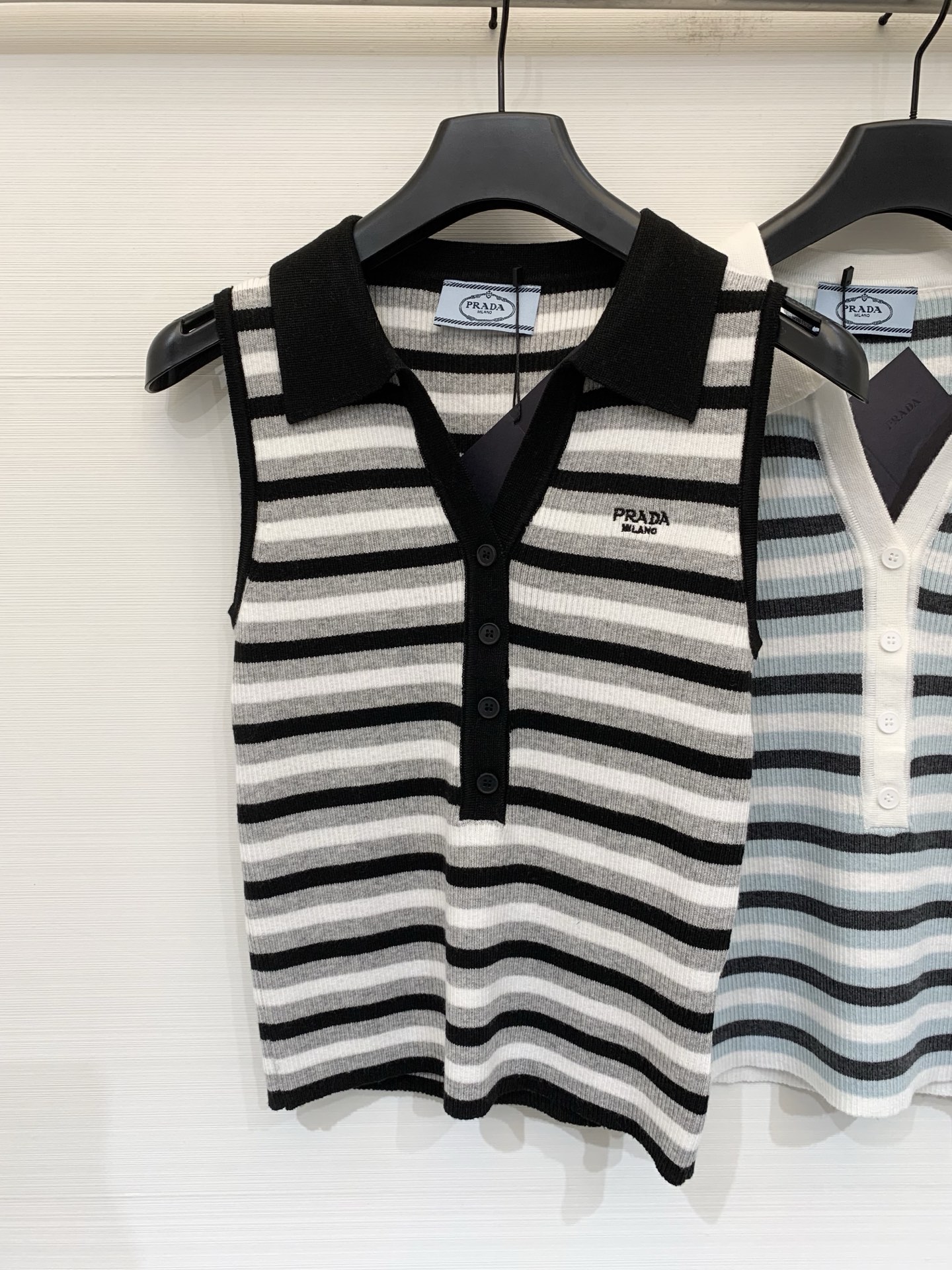 Prada 26夏季新款 条纹拼接Polo领背心款 logo图案修饰点缀 上身高级氛围感🈵️🈵️ 两色S