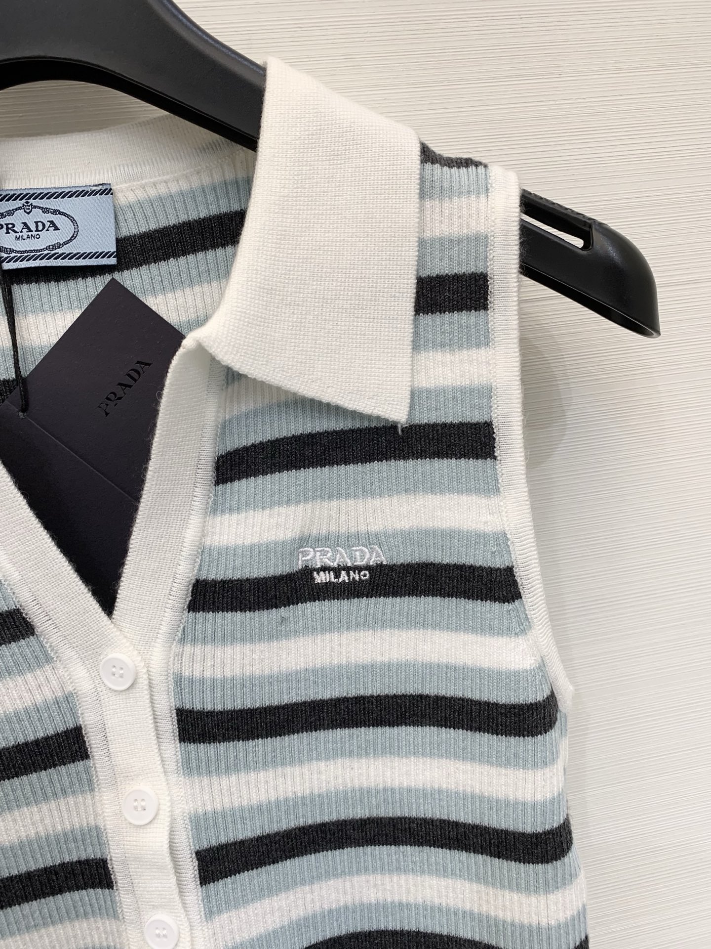 Prada 26夏季新款 条纹拼接Polo领背心款 logo图案修饰点缀 上身高级氛围感🈵️🈵️ 两色S
