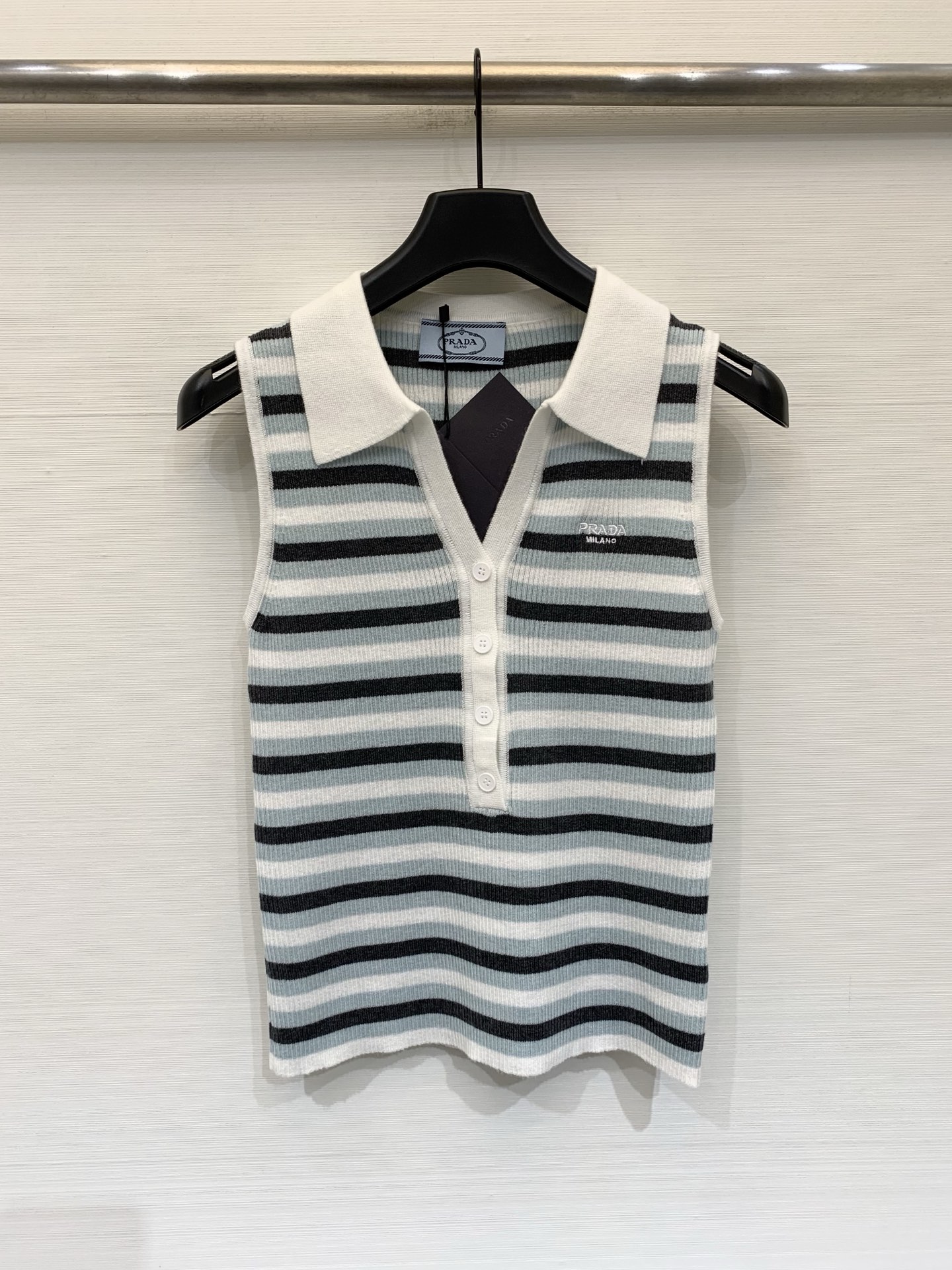 NO:842600,Prada 26 new summer style striped stitching Polo collar vest style logo pattern decoration upper body high-end atmosphere two-color SML,, prada,19860909Prada 26夏季新款 条纹拼接Polo领背心款 logo图案修饰点缀 上身高级氛围感 两色SML,,prada,,Women's clothing