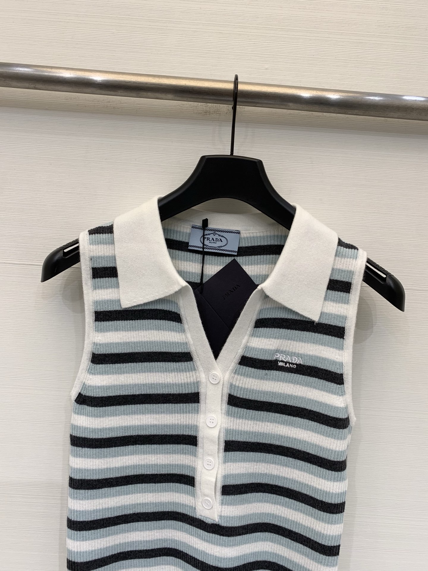 Prada 26夏季新款 条纹拼接Polo领背心款 logo图案修饰点缀 上身高级氛围感🈵️🈵️ 两色S