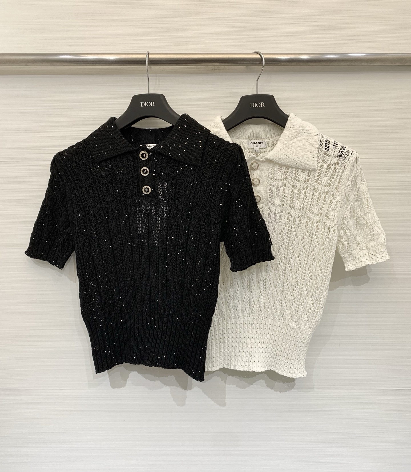 CHANEL 26夏季新款 镂空收腰烫钻Polo领短袖款 logo图案修饰点缀 上身高级氛围感🈵️🈵️ 