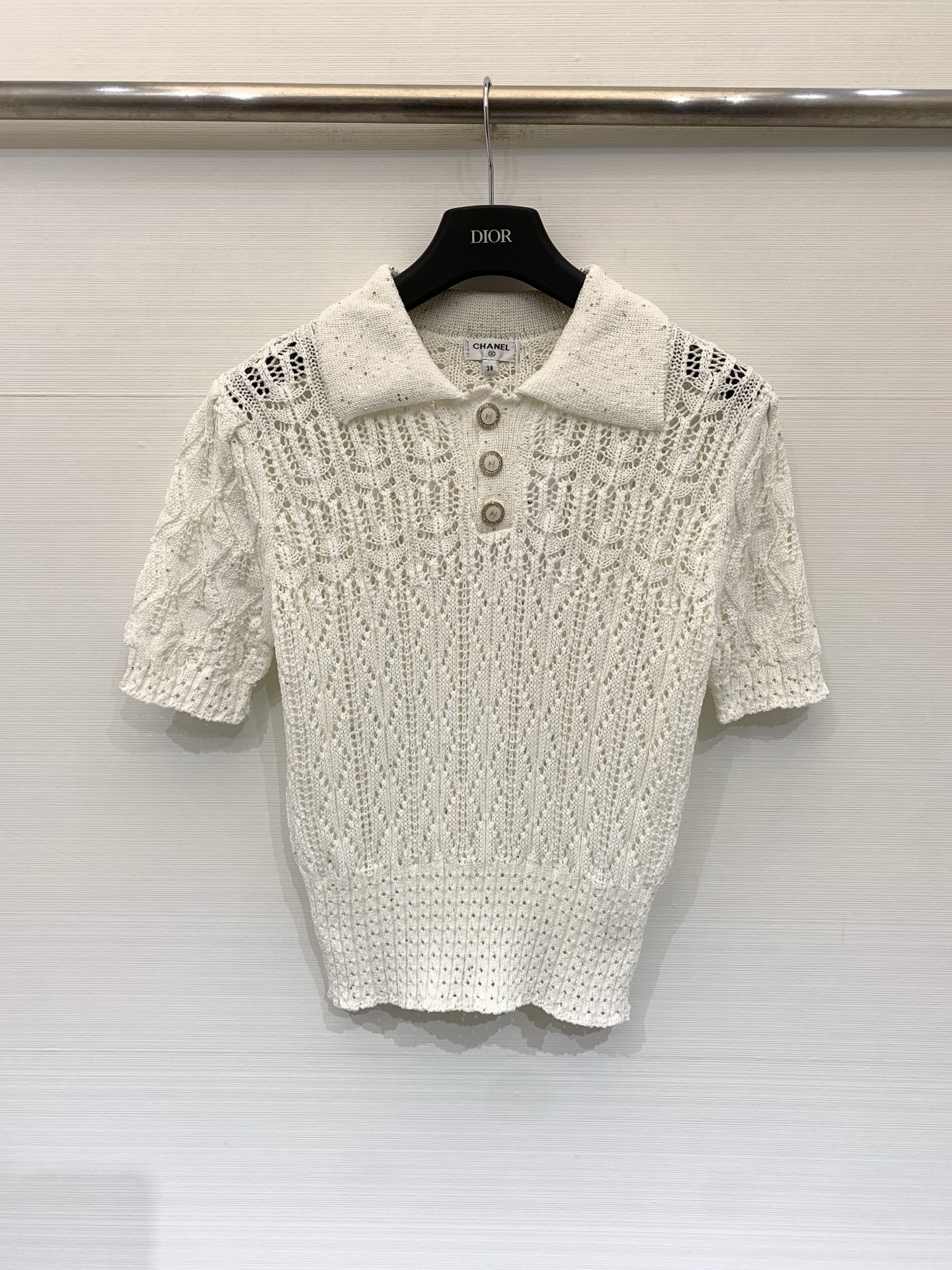 NO:842604,CHANEL 26 new summer model, hollow waist, hot diamond Polo collar, short-sleeved style, logo pattern decoration, upper body with high-end atmosphere, two-color SML, chanel, T-shirt,19860909CHANEL 26夏季新款 镂空收腰烫钻Polo领短袖款 logo图案修饰点缀 上身高级氛围感 两色SML,,chanel,T-shirt,,Women's clothing