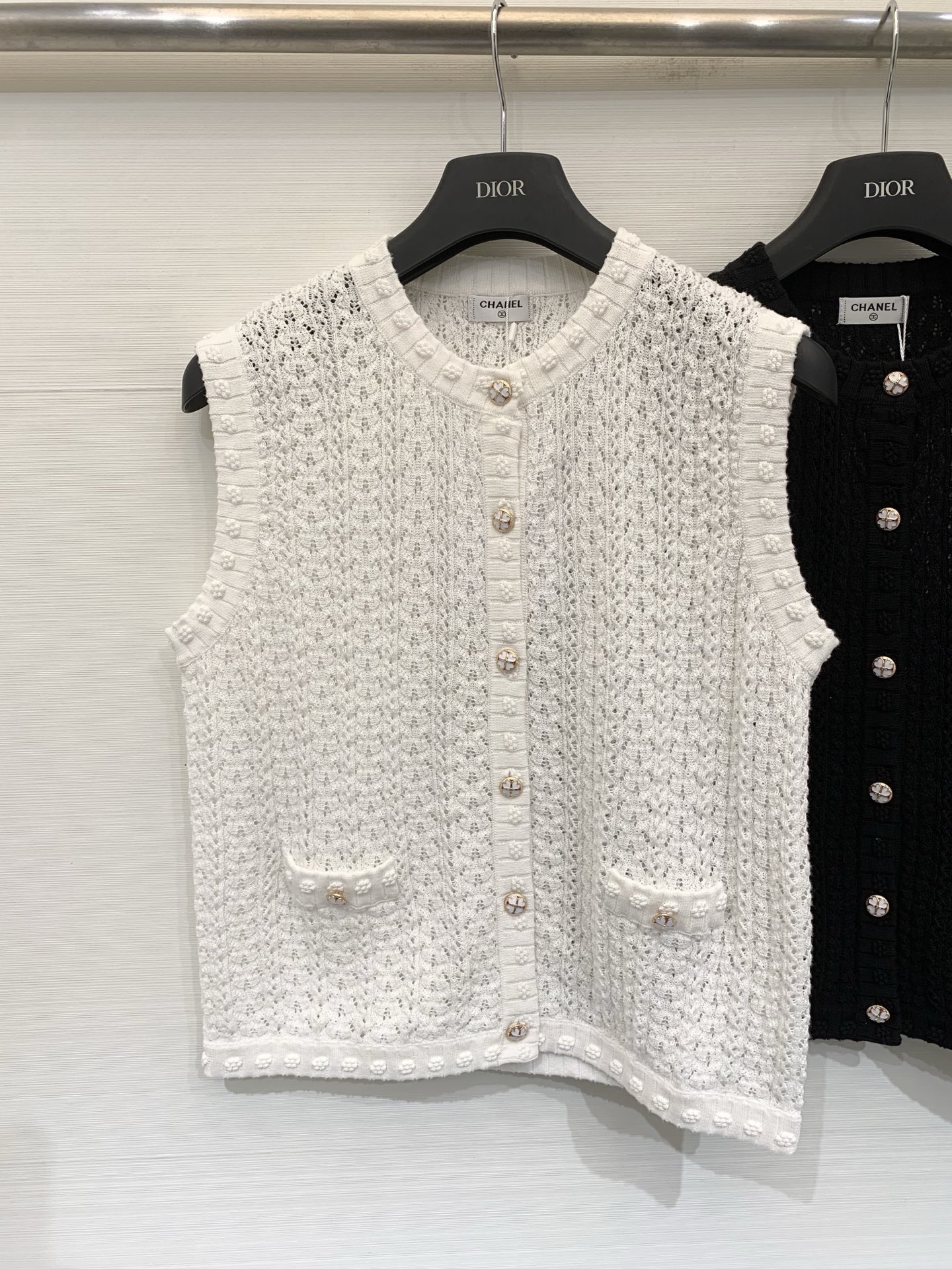 NO:842608,CHANEL 26 new summer model, hollow cardigan vest style, logo pattern decoration, upper body full of high-end atmosphere, two-color SML,,chanel,19860909CHANEL 26夏季新款 镂空开衫背心款 logo图案修饰点缀 上身高级氛围感十足 两色SML,,chanel,,Women's clothing