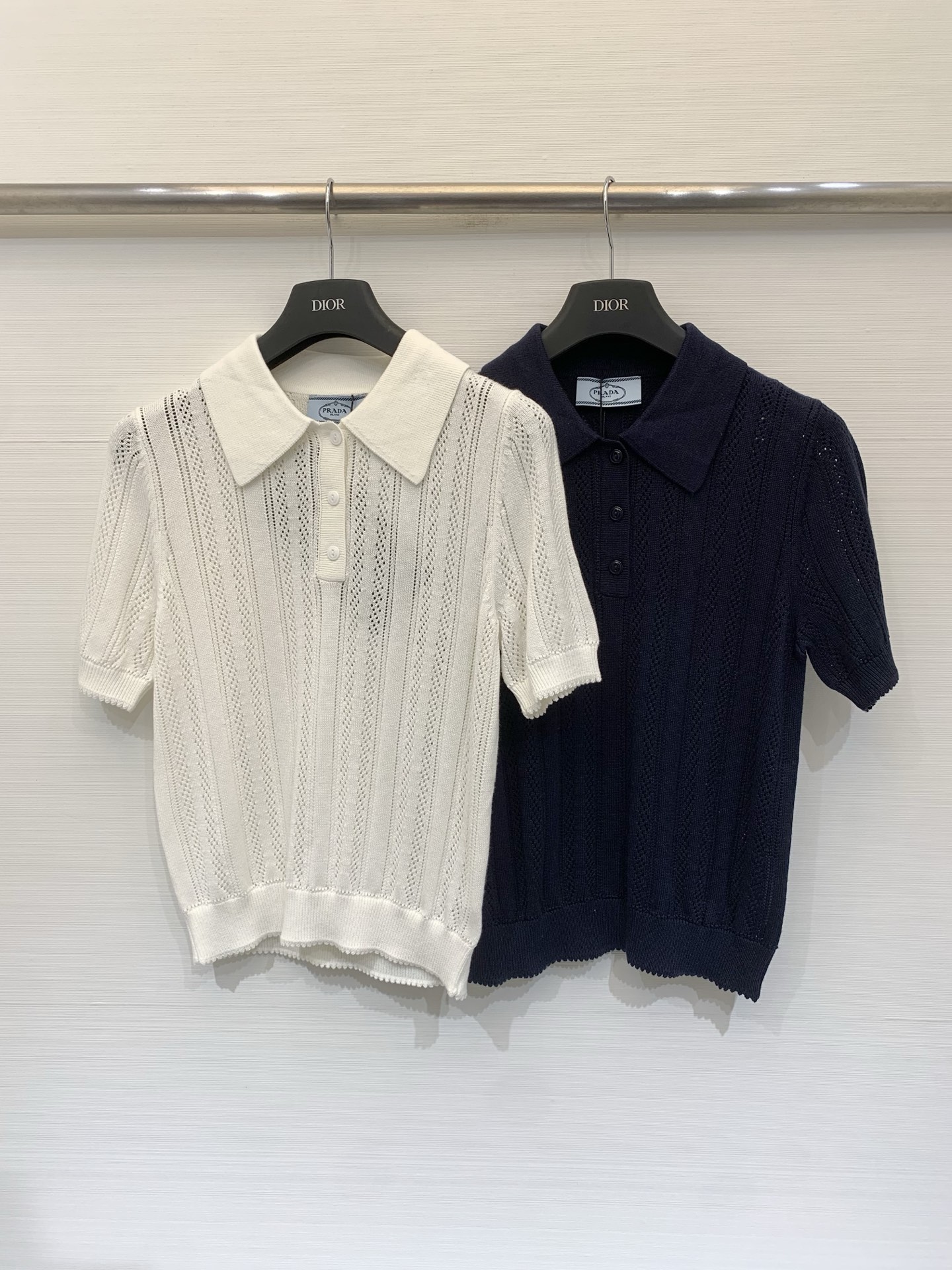 NO:842612,Prada 26 new summer style series, hollow Polo collar, short-sleeved style, logo pattern decoration, upper body with high-end atmosphere, two-color SML, prada, T-shirt,19860909Prada 26夏季新款 系列款 镂空Polo领短袖款 logo图案修饰点缀 上身高级氛围感 两色SML,,prada,T-shirt,,Women's clothing