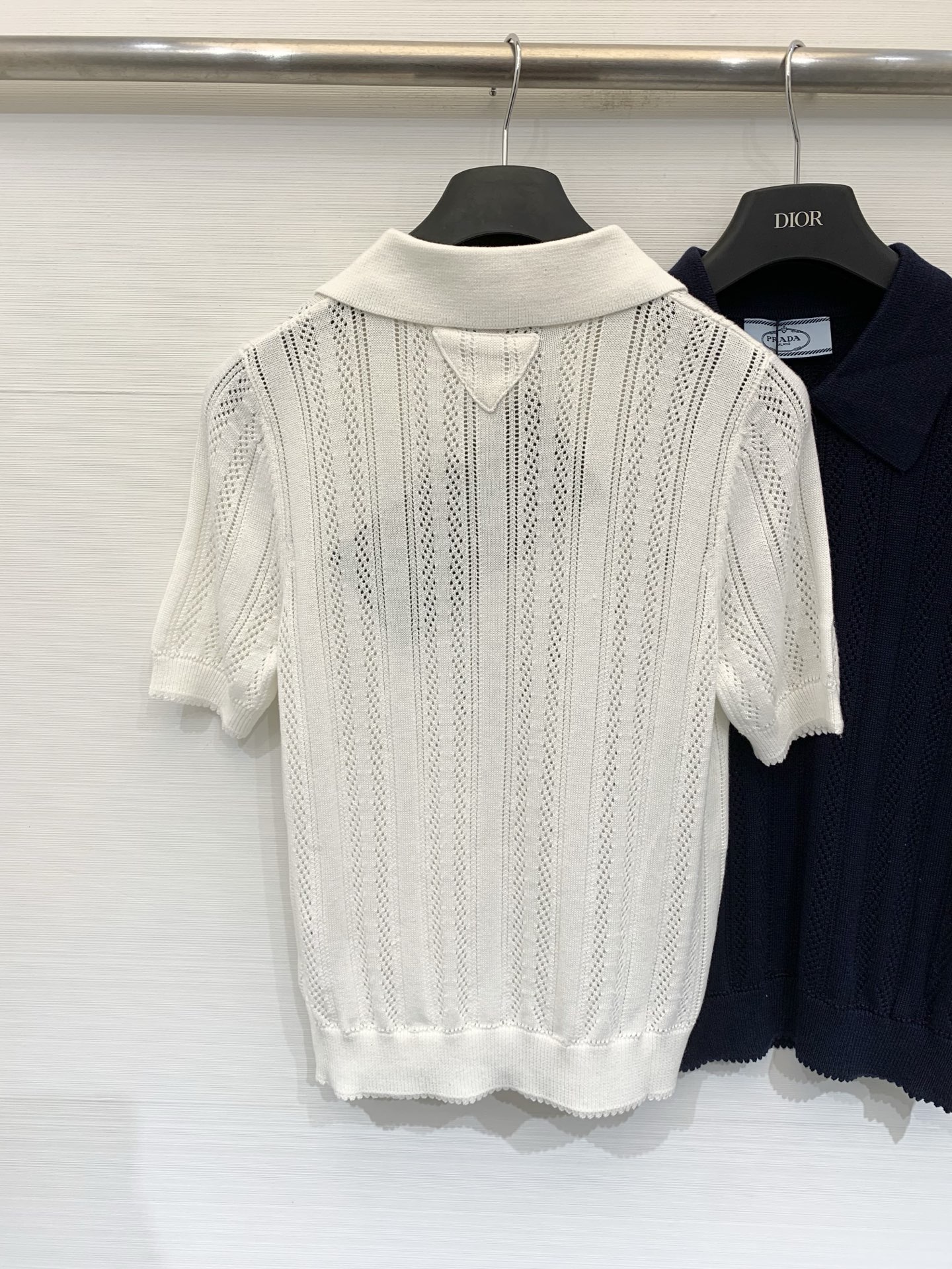 Prada 26夏季新款 系列款 镂空Polo领短袖款 logo图案修饰点缀 上身高级氛围感🈵️🈵️ 两