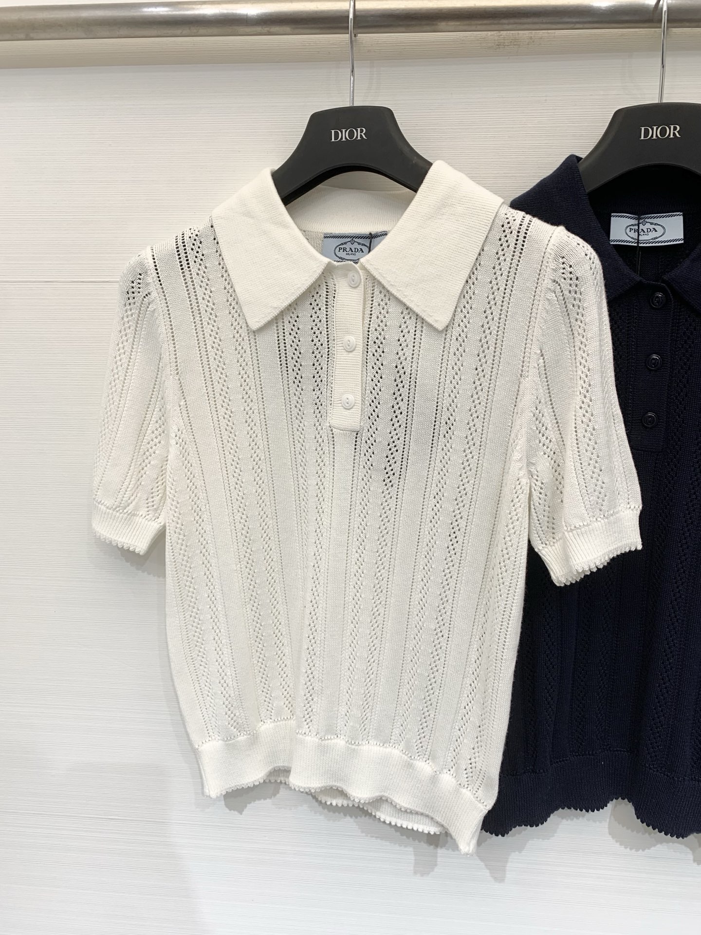 Prada 26夏季新款 系列款 镂空Polo领短袖款 logo图案修饰点缀 上身高级氛围感🈵️🈵️ 两