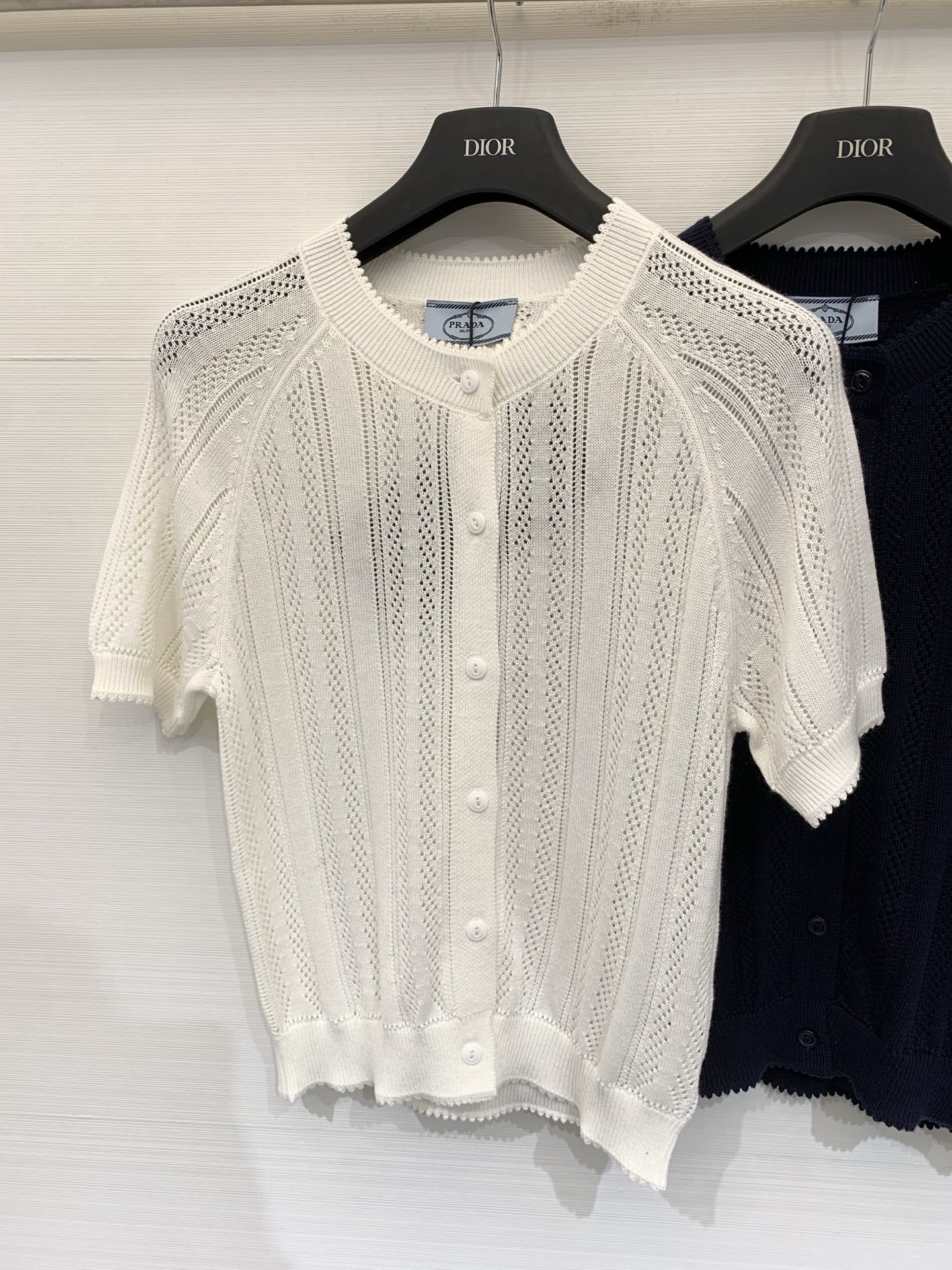 Prada 26夏季新款 系列款 镂空圆领短袖开衫款 logo图案修饰点缀 上身高级氛围感🈵️🈵️ 两色