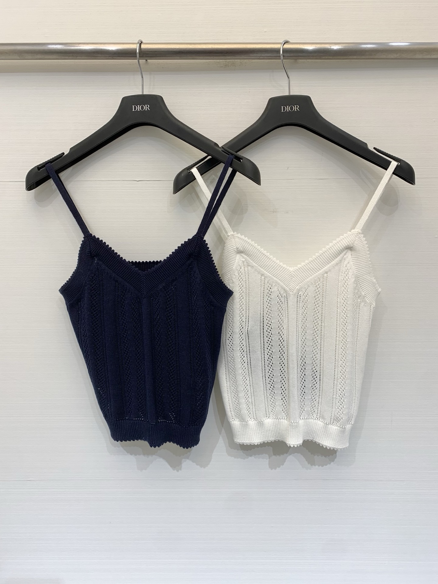 NO:842619,Prada 26 new summer style series, hollow sling style, logo pattern decoration, upper body with high-end atmosphere, two-color SML,, prada,19860909Prada 26夏季新款 系列款 镂空吊带款 logo图案修饰点缀 上身高级氛围感 两色SML,,prada,,Women's clothing