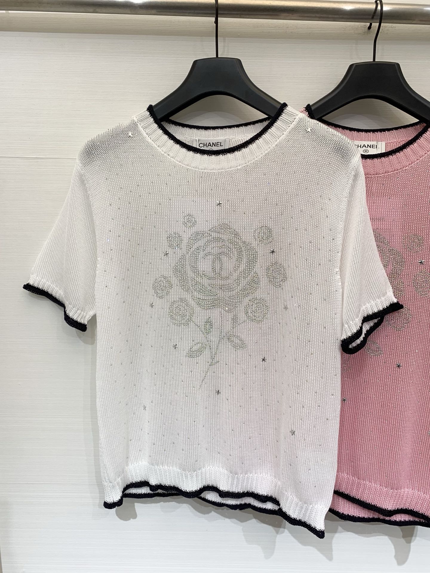 NO:842624,CHANEL 26 new summer model, hand-hot diamond rose round neck short-sleeved style, logo pattern decoration, upper body with high-end atmosphere, three-color SML, chanel, T-shirt,19860909CHANEL 26夏季新款 手工烫钻玫瑰花圆领短袖款 logo图案修饰点缀 上身高级氛围感 三色SML,,chanel,T-shirt,,Women's clothing